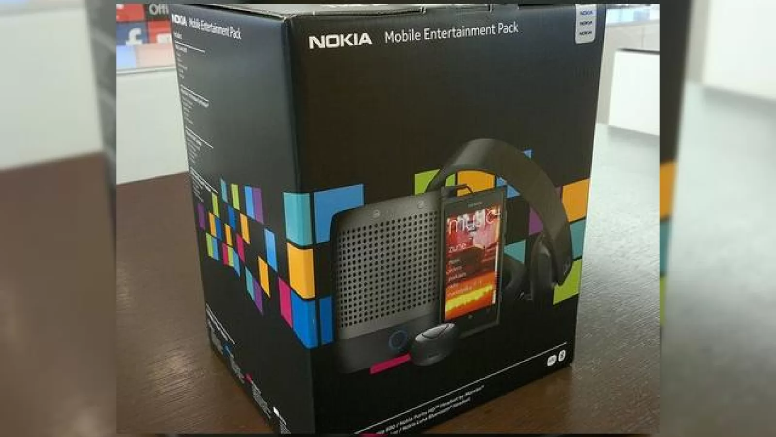 Nokia Lumia 800 și un pachet special axat pe divertisment