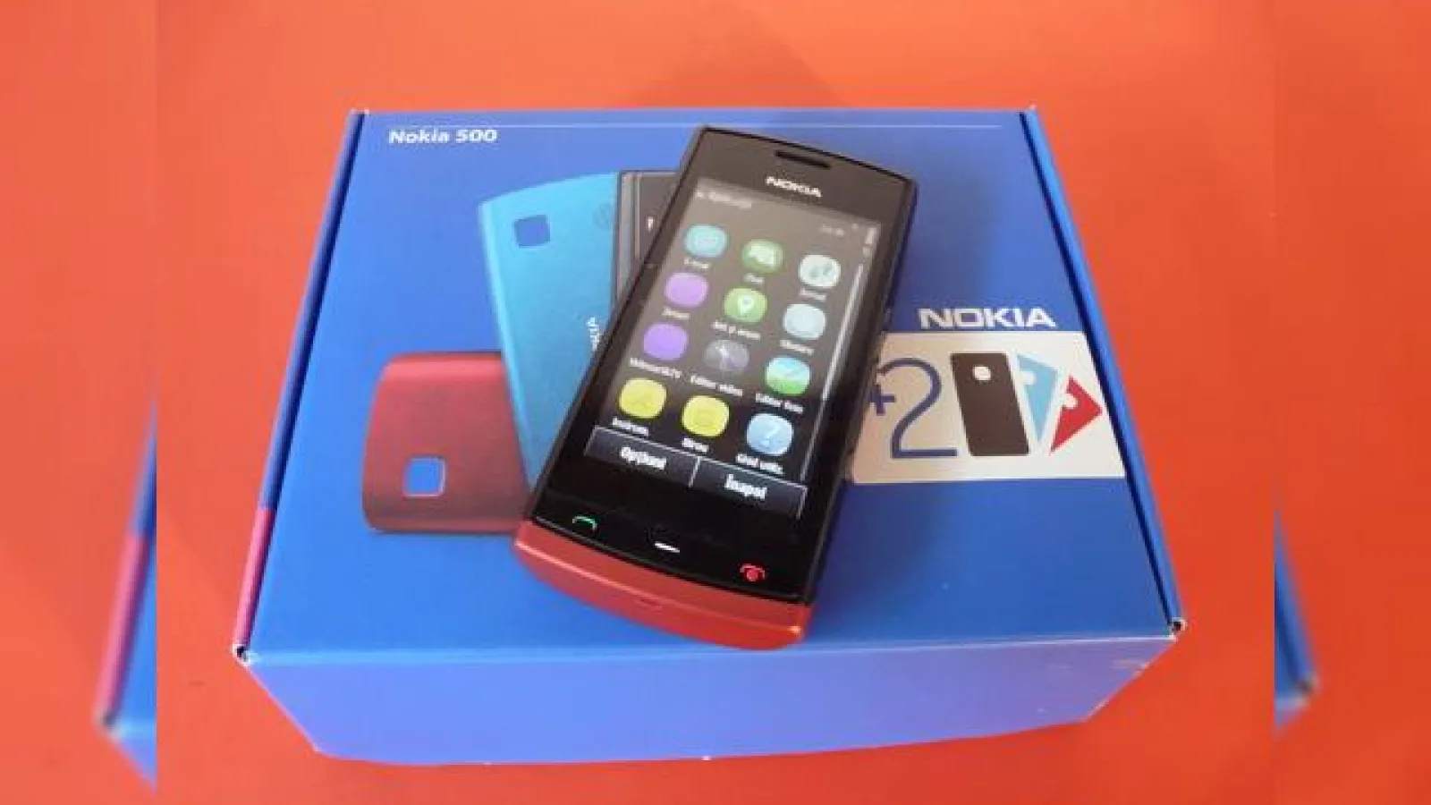 Nokia 500 unboxing - telefon cu carcase colorate de rezervă, aspect tineresc (Video)
