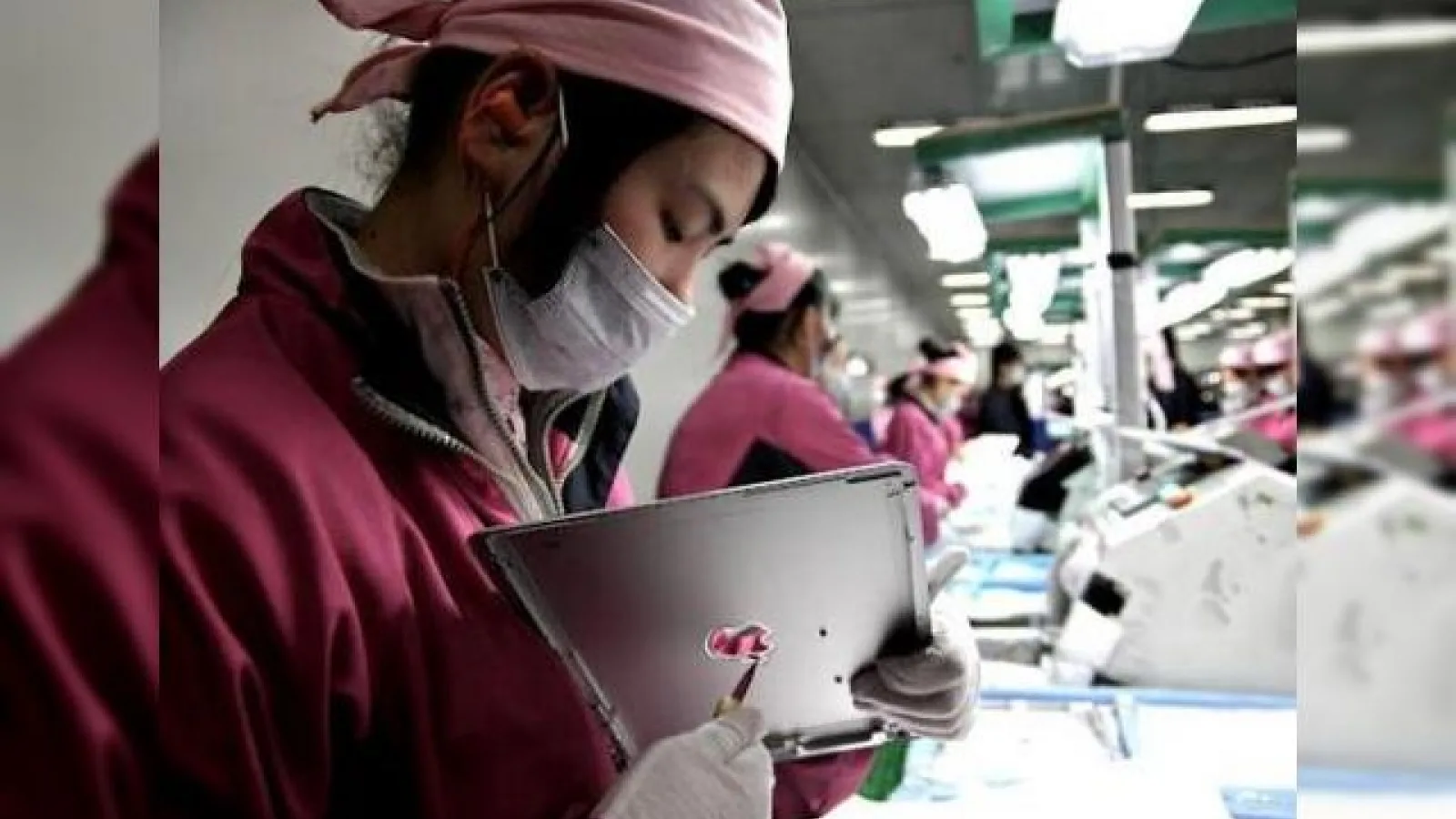 Iată cum se muncește În fabricile Foxconn: câteva imagini de la linia de asamblare de iPad și iPhone