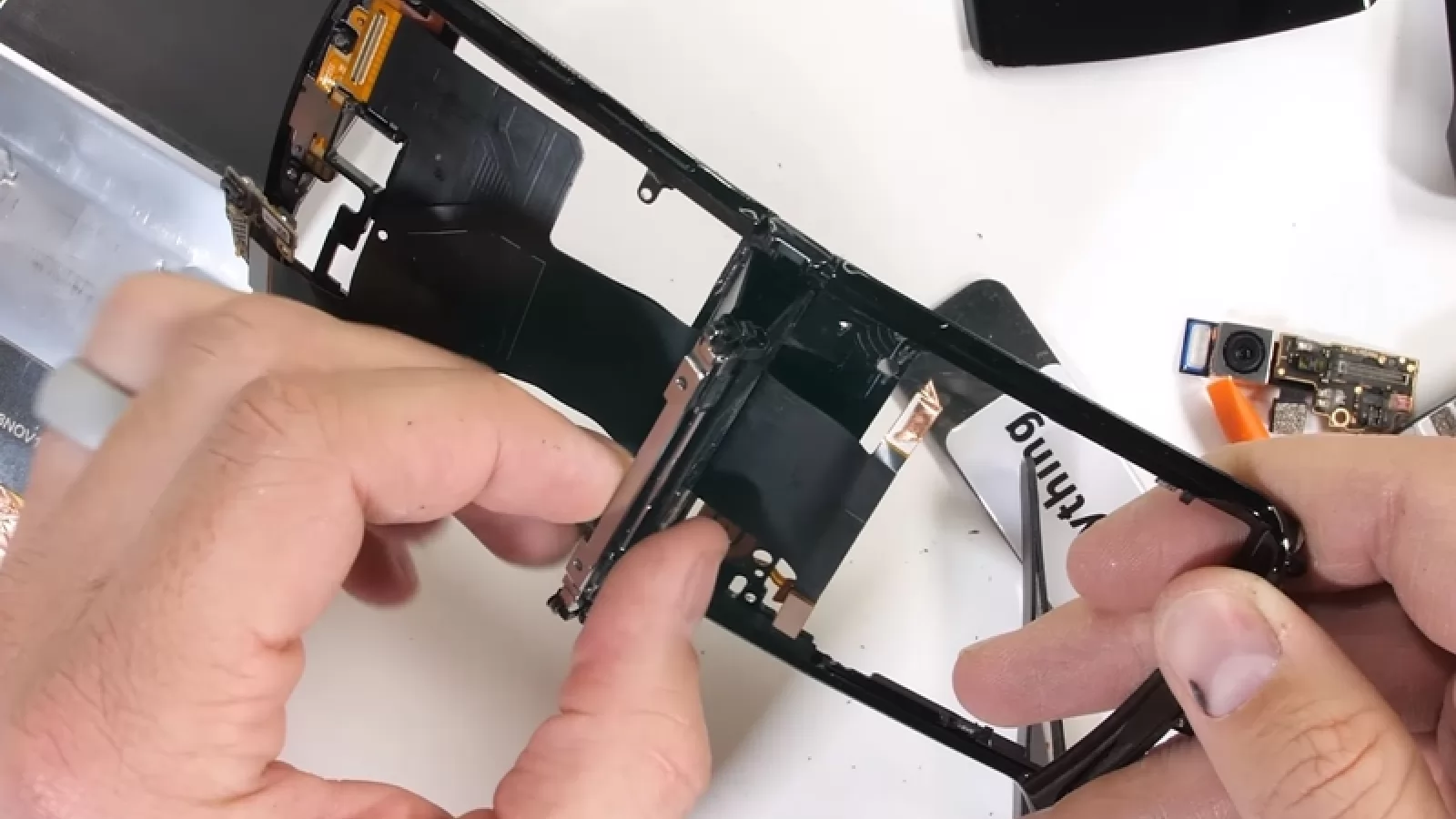 Moto RAZR 2019 este disecat de JerryRigEverything; Cum arată interiorul balamalei versus cea de pe Galaxy Z Flip? (Video)