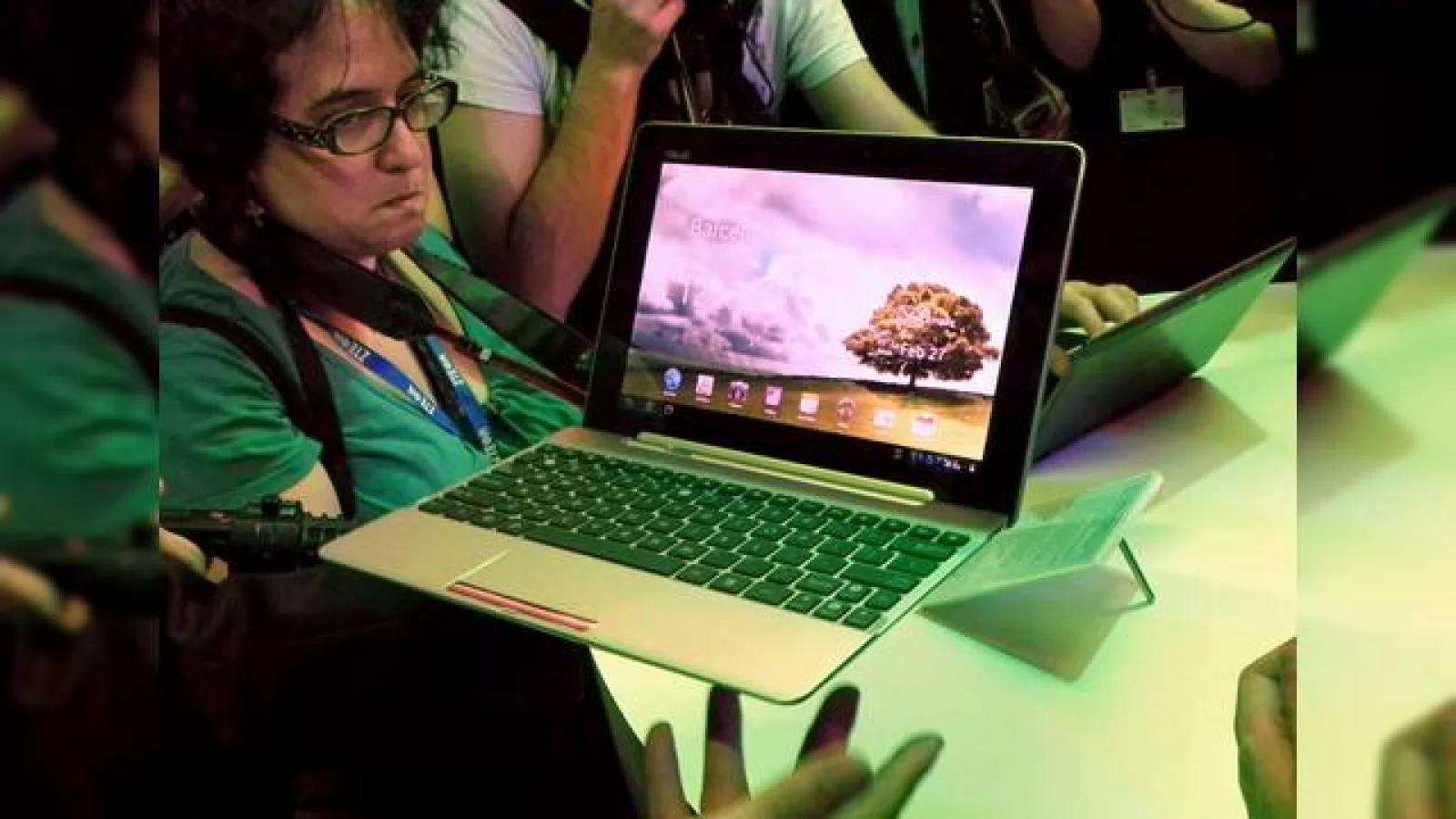 MWC 2012: ASUS Transformer Pad 300 preview - tableta quad core pentru tineri (Video)