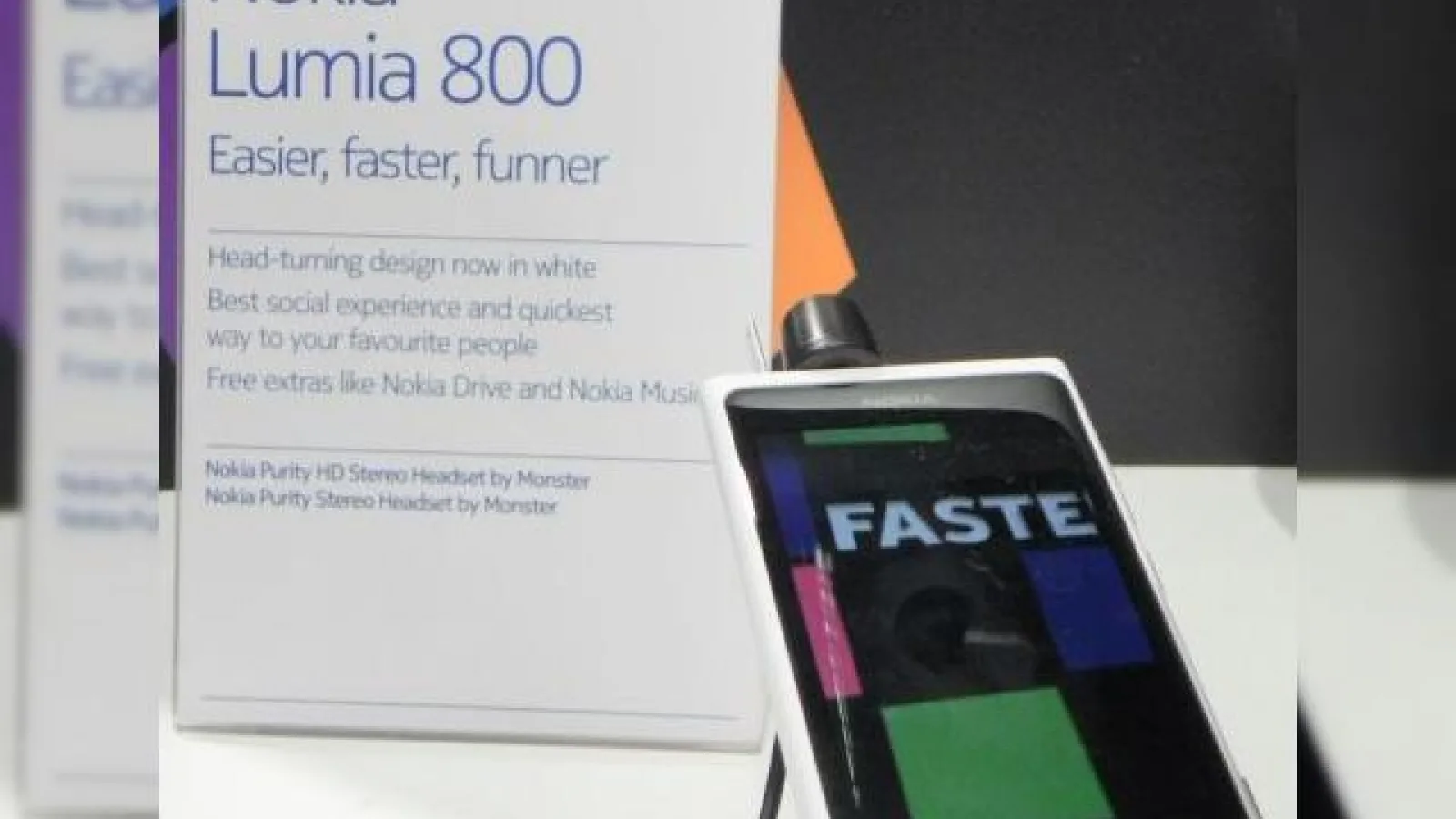 MWC 2012: Hands-on cu Nokia Lumia 800 alb (video)