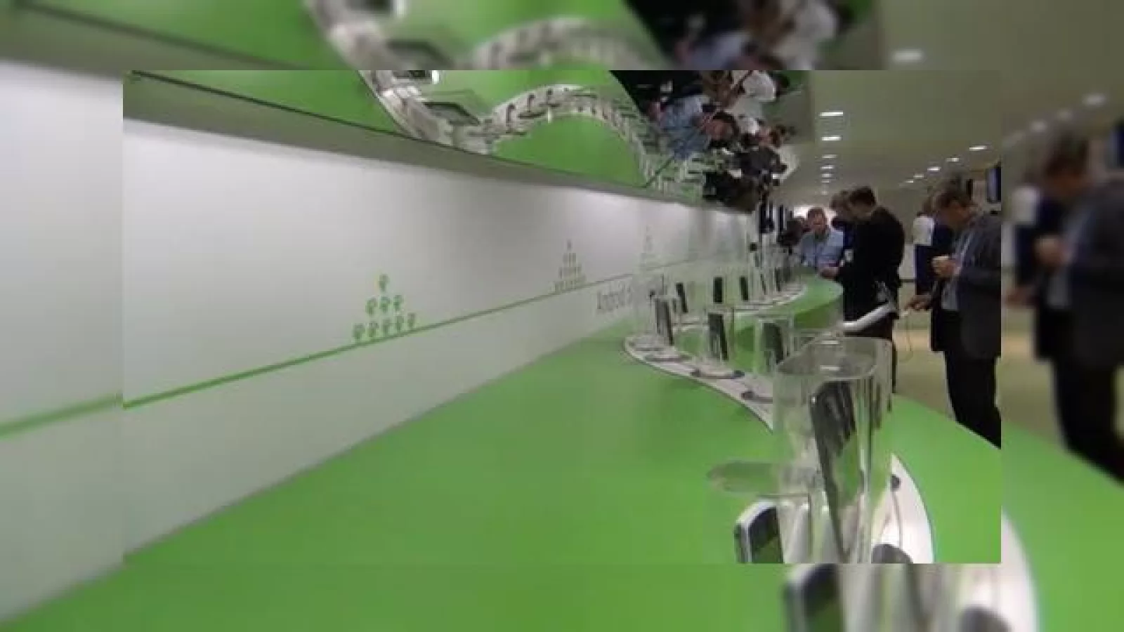 MWC 2012: Trenulețul Google din tablete și telefoane revine, Însoțit de un robot care decorează telefoanele cu podoabe (Video)