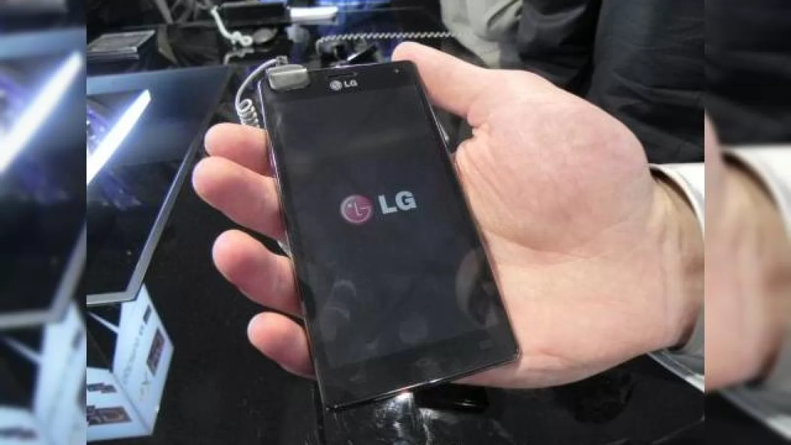MWC 2012: LG Optimus 4X HD video preview - telefon quad core elegant În acțiune (Video)