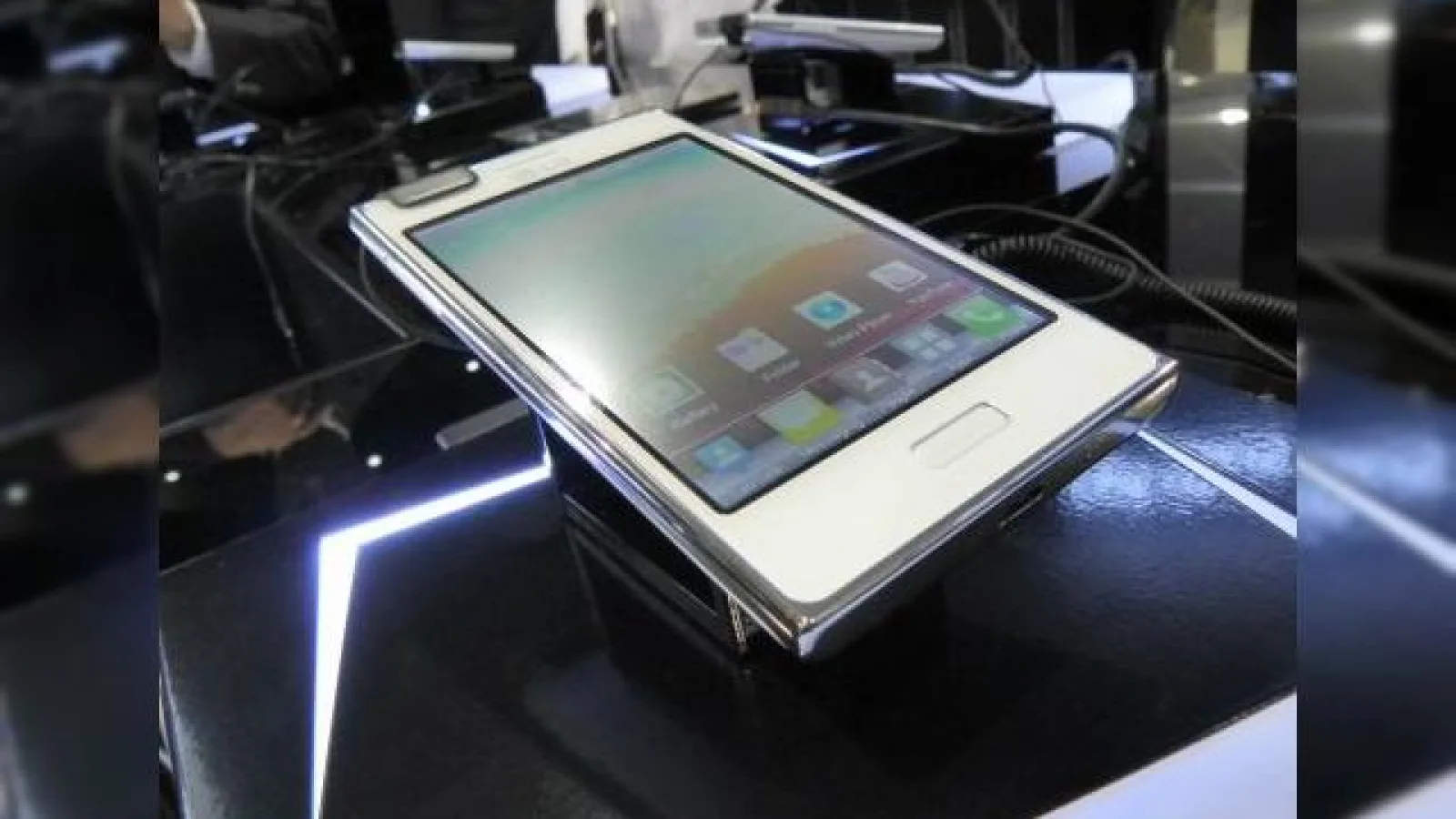 MWC 2012: LG Optimus L5 hands-on În Barcelona - un telefon echilibrat (Video)
