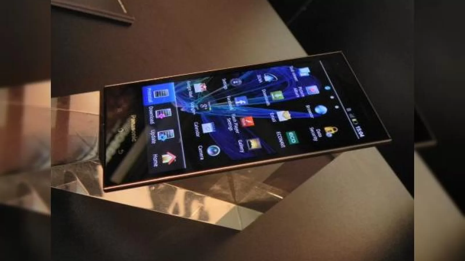 MWC 2012: Panasonic Eluga preview video - japonezii vin În Europa cu un telefon rezistent la apă si praf (Video)