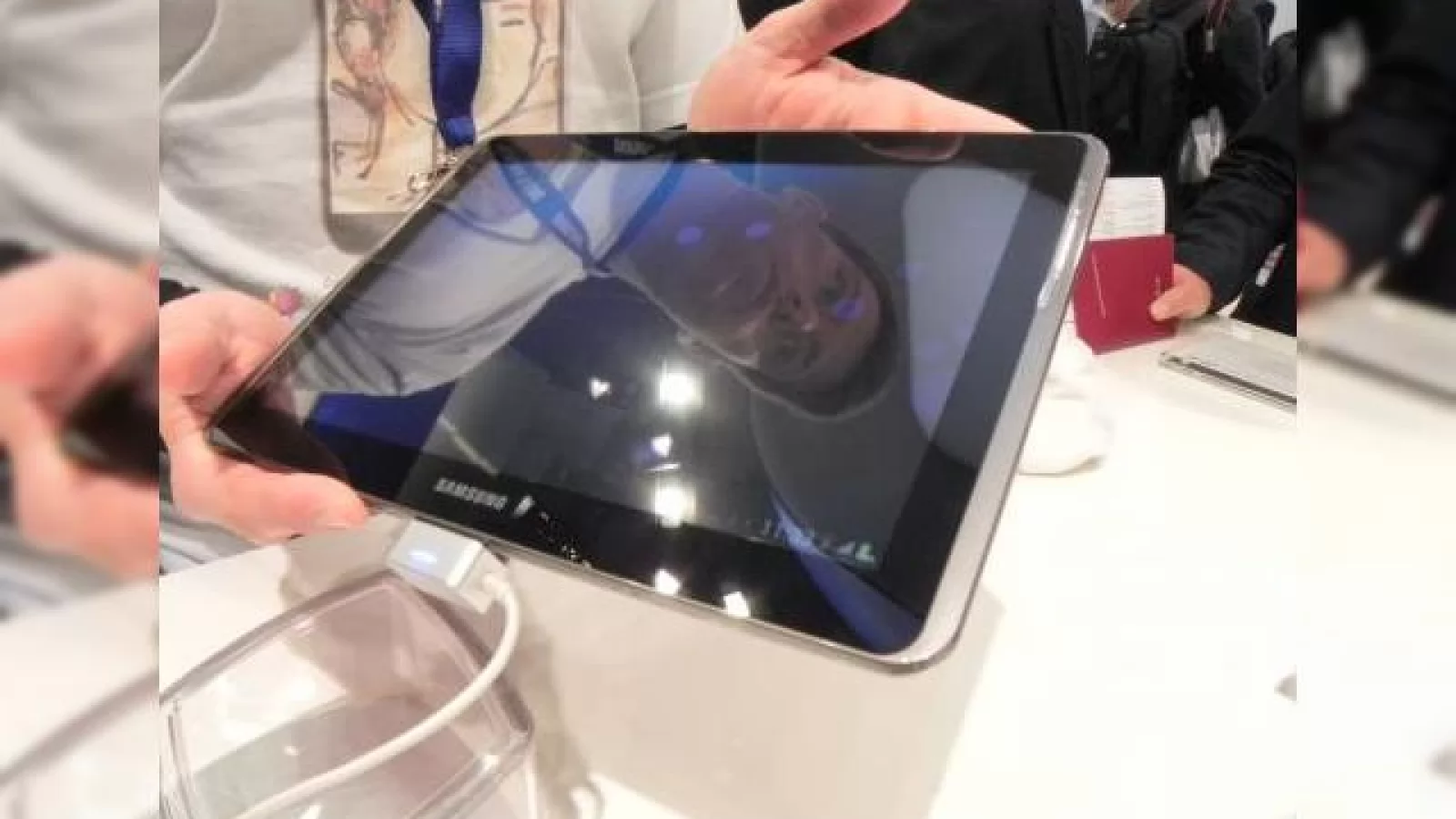 MWC 2012: Samsung Galaxy Tab 2 10.1 video preview - prima tabletă Android 4.0 Samsung ni se prezintă (Video)