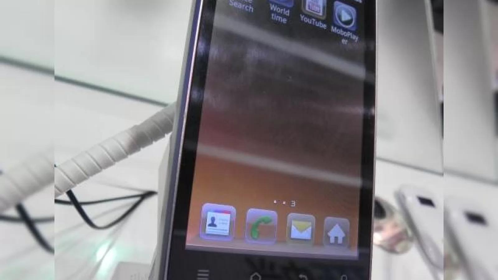 MWC 2012: ZTE Acqua preview video - telefon accesibil cu ecran de 4 inch, dotări modeste (Video)