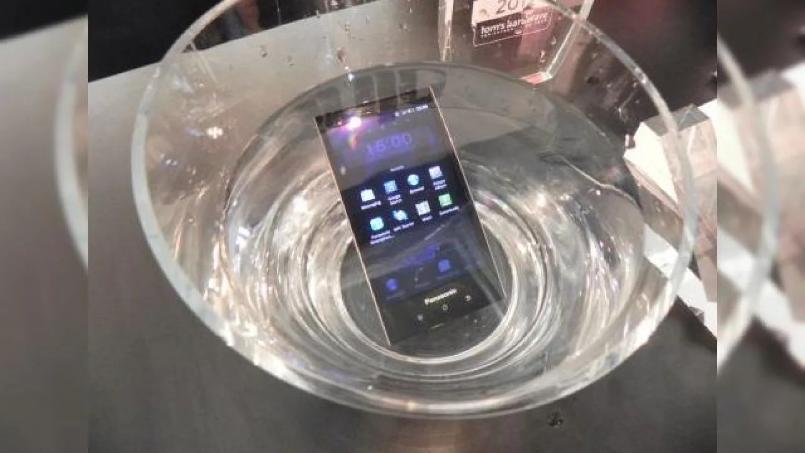 MWC 2012: Panasonic Eluga filmează sub apă