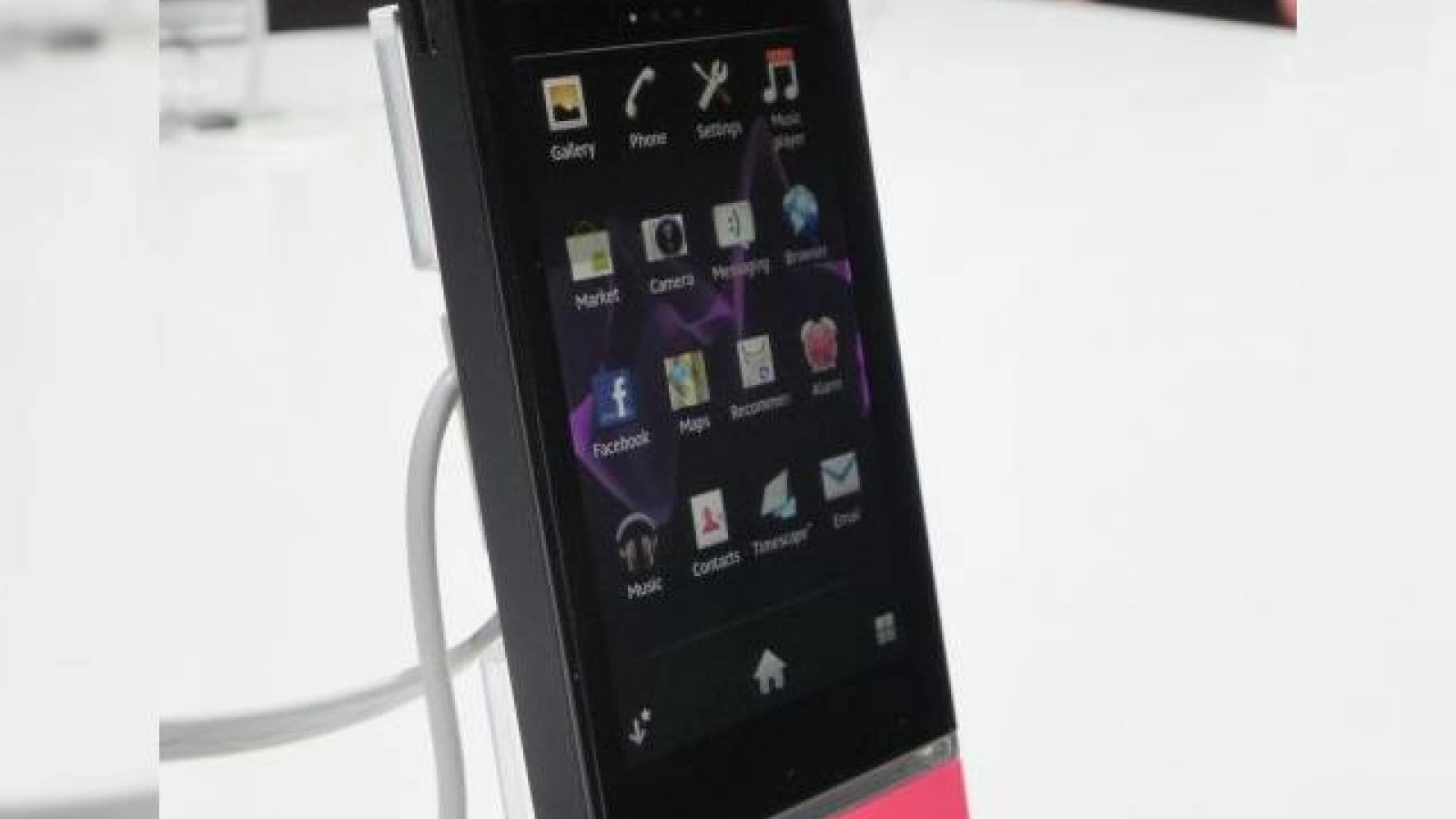 MWC 2012: Sony Xperia U preview - varianta mai mică a lui Xperia S (Video)