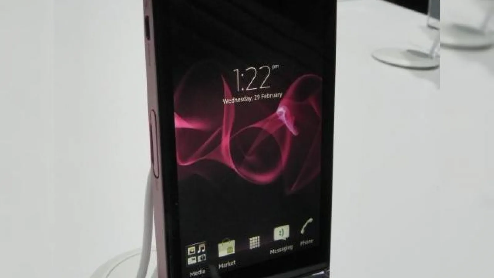 MWC 2012: Sony Xperia P preview - telefon cu bară transparentă și design ușor curbat (Video)