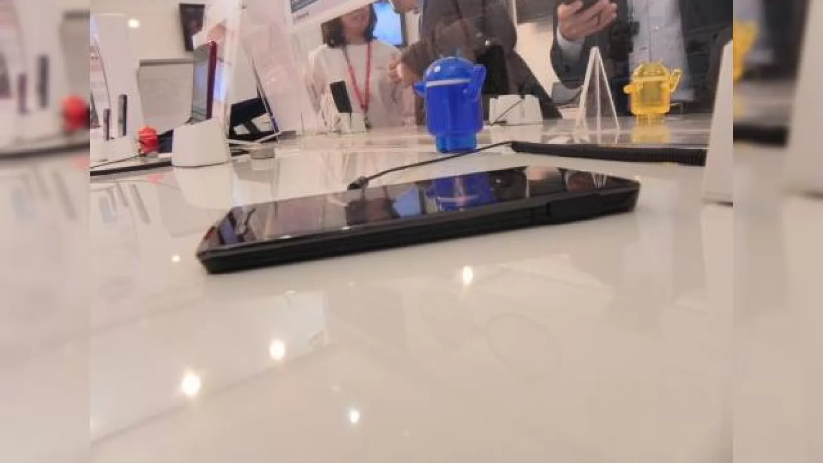 MWC 2012: Fujitsu Arrows Micro F-07D Hands On - filmează sub apă! (Video)