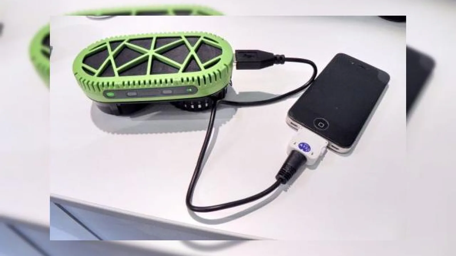MWC 2012: PowerTrekk - Încărcător telefoane pe bază de hidrogen (video)