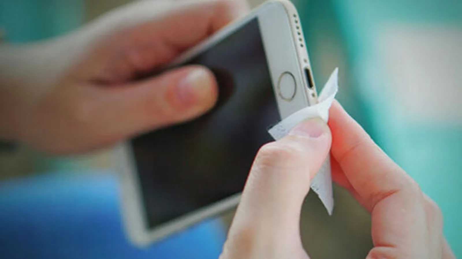 Este ok să-ți cureți iPhone-ul cu șervețele dezinfectante? Apple spune că da și vine cu recomandări în plină epidemie de COVID-19