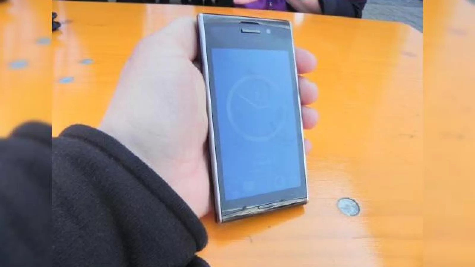 MWC 2012: Lumigon T2 hands on - un telefon din sticlă și oțel inoxidabil, elegant și original (Video)