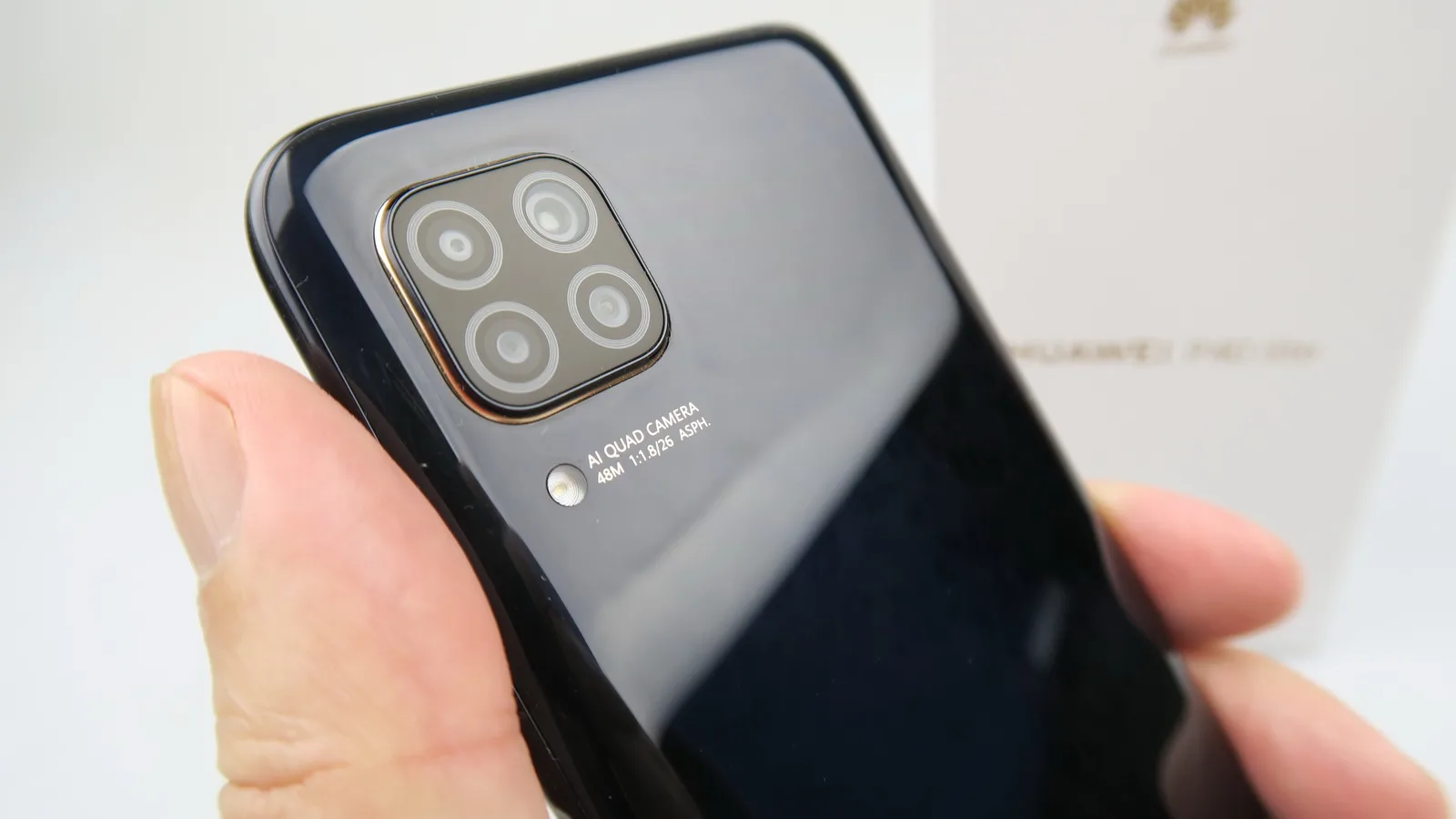 Huawei P40 Lite Unboxing: telefon quad camera cu cea mai rapidă încărcare din zona midrange (Video)