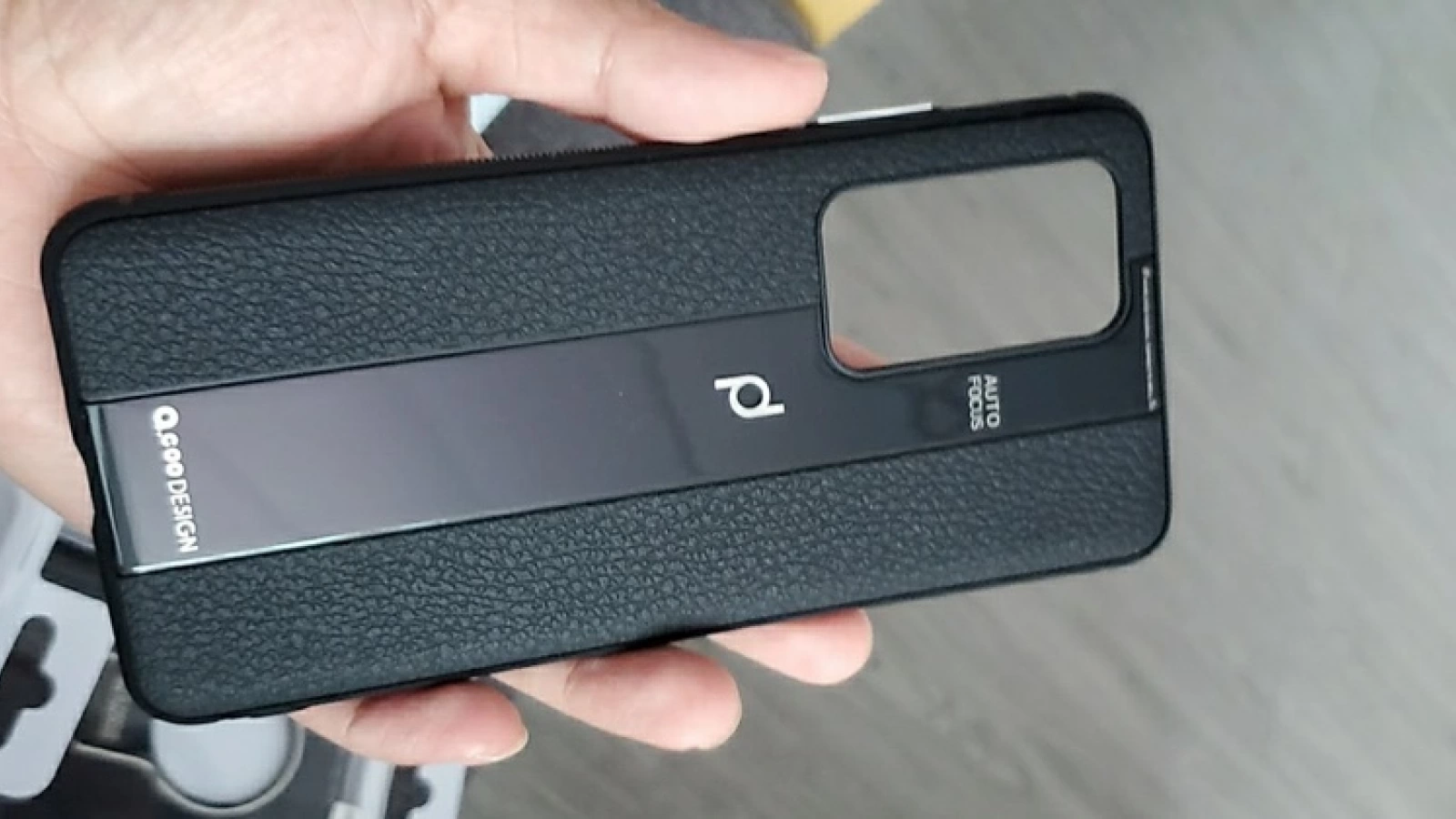 Huawei P40 Porsche Design înregistrează o scăpare neoficială sub forma unei huse; Pare că adoptă un design asimetric