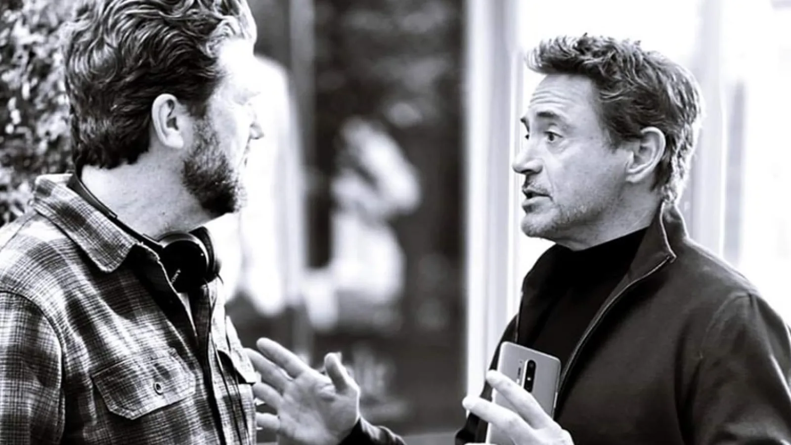 Presupuse fotografii cu OnePlus 8 Pro apar online; Vedem telefonul în mâinile lui Robert Downey Jr