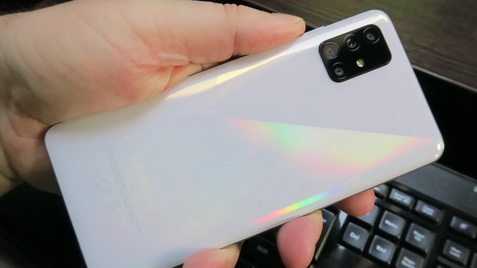 Samsung Galaxy A51: Design sidefat, arătos, aderență OK a carcasei