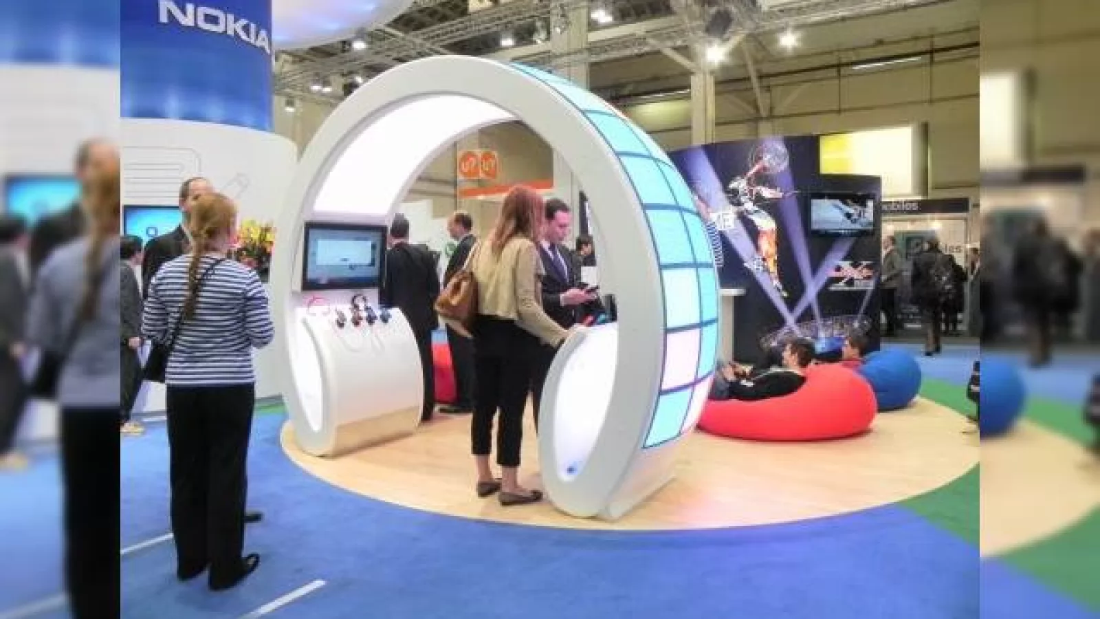 MWC 2012: Standul Nokia din Barcelona, definit de spiriduși, căști glossy, popcorn gratis! (Video)