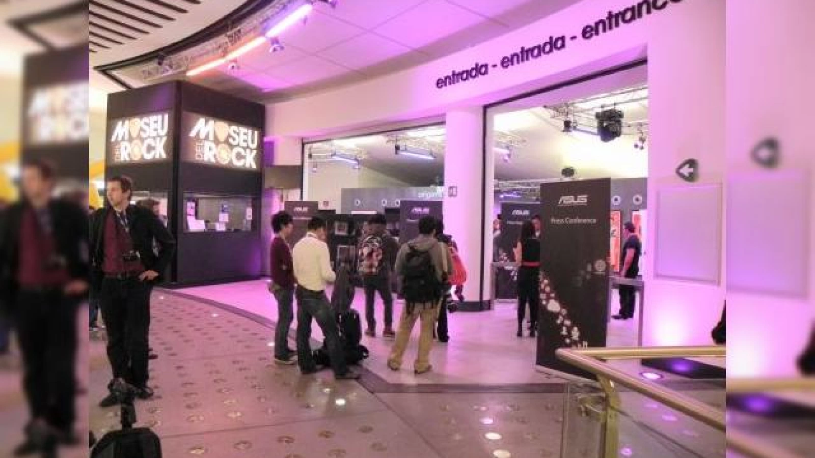 MWC 2012 & Încă o zi de premii: prezentare energică ASUS, conferință la Muzeul de Rock și o atmosferă electrizantă (Video)