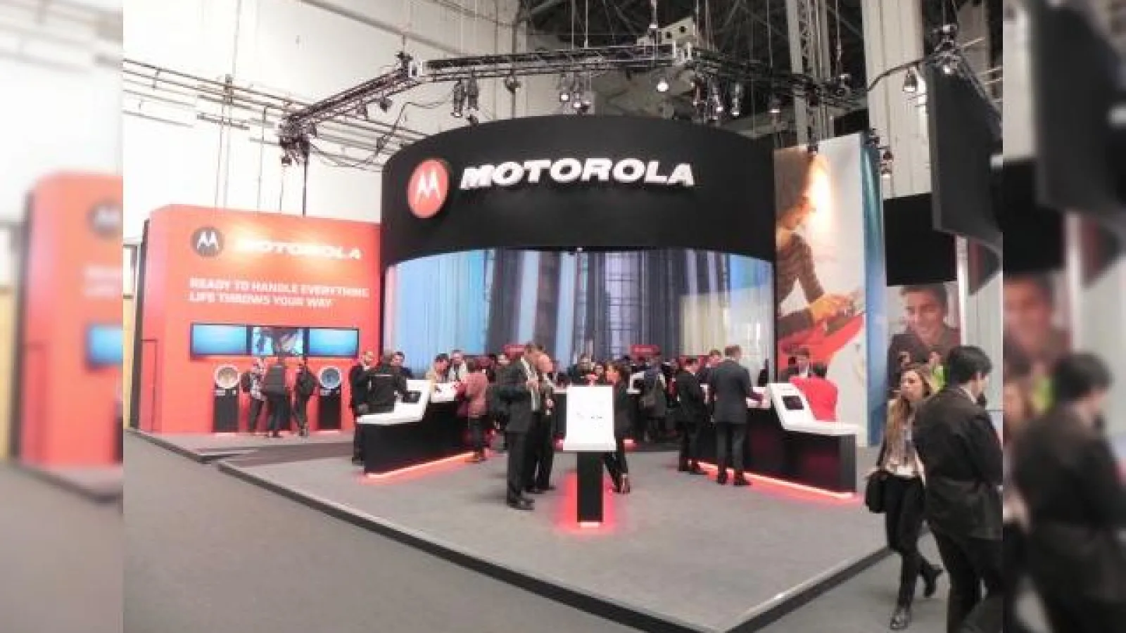 MWC 2012 & premiile continuă: Standul Motorola de la MWC: eleganță, seriozitate și teste de anduranță (Video)