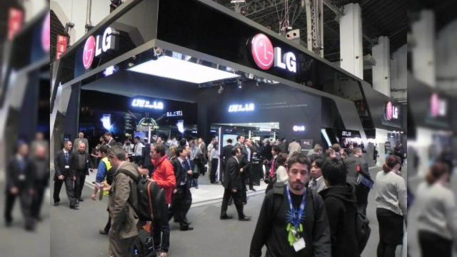 MWC 2012 & cadouri LG - astăzi vă prezentăm standul LG din Barcelona, definit de eleganță și terminale glossy (Video)