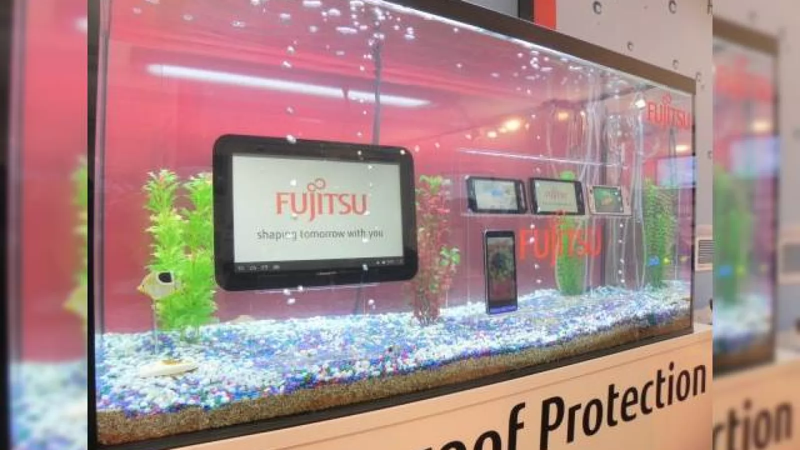 MWC 2012 & premii luminoase azi! Standul Fujitsu - telefoane rezistente la apă și foarte subțiri (Video)