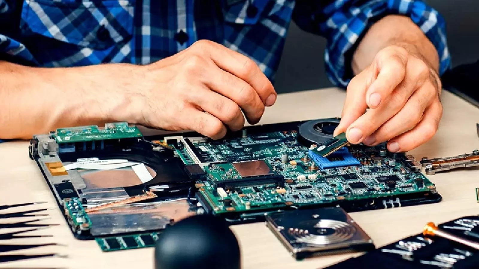 (P) OnLaptop Service este centrul de servicii profesionale la care poți apela pentru reparația laptop-ului tău!