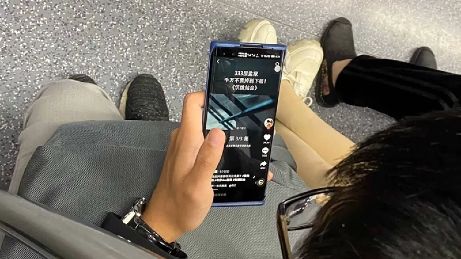 Honor 30 Pro apare fotografiat la metrou în China, cu decupaj pilulă în ecran pentru cameră selfie duală