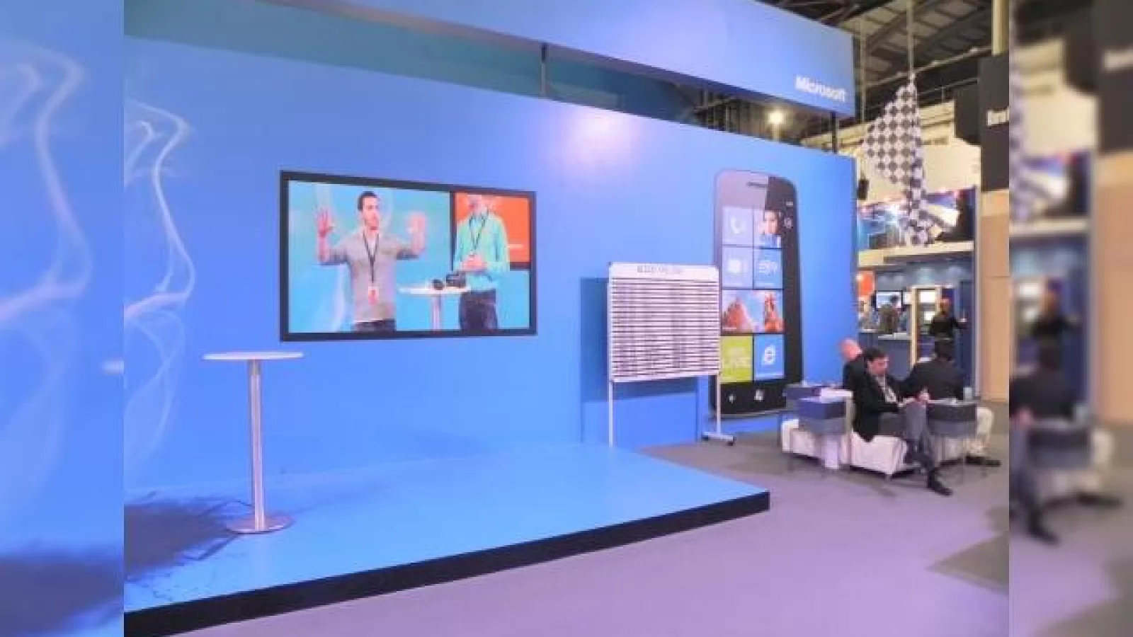MWC 2012 - Iată standul Windows Phone, care a mizat pe simplitate și comparația cu alte sisteme de operare (Video)