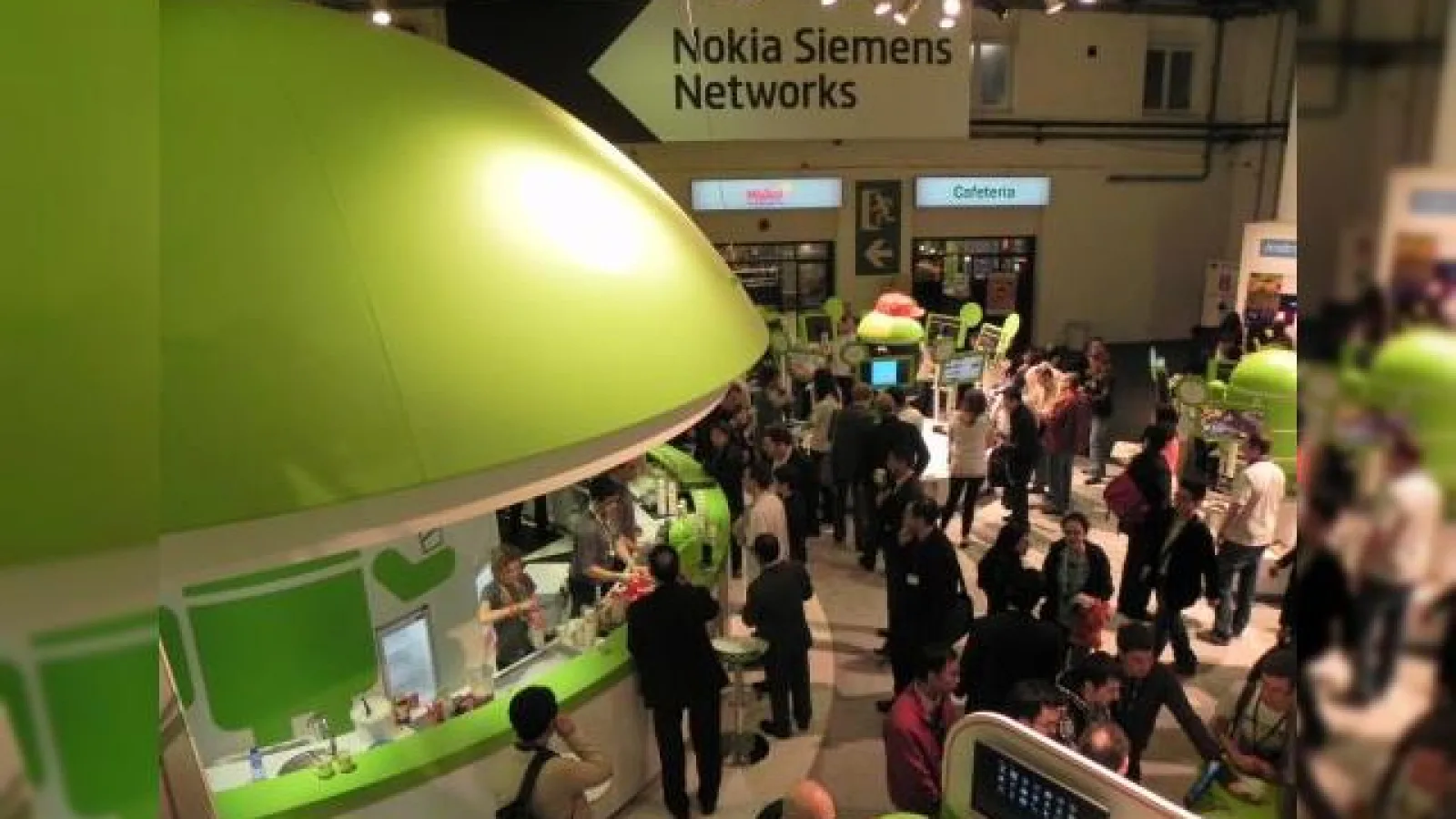 MWC 2012 - Standul Google Android: de la roboți verzi, la Batman și tobogane, plus muzică la maxim și deserturi ICS (Video)