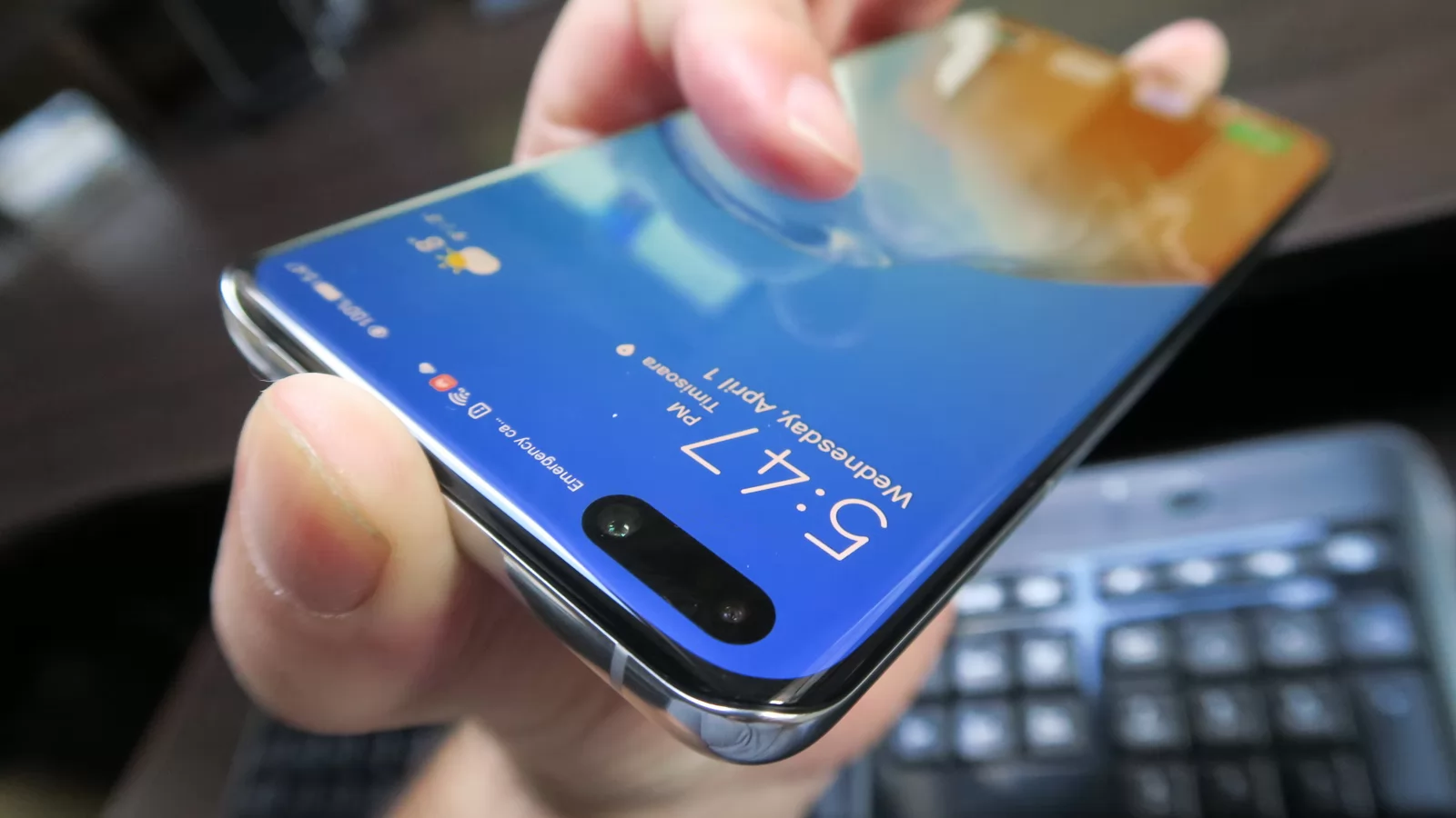 Huawei P40 Pro: Display foarte luminos, imersiv, curbat și cu refresh rate de 90 Hz