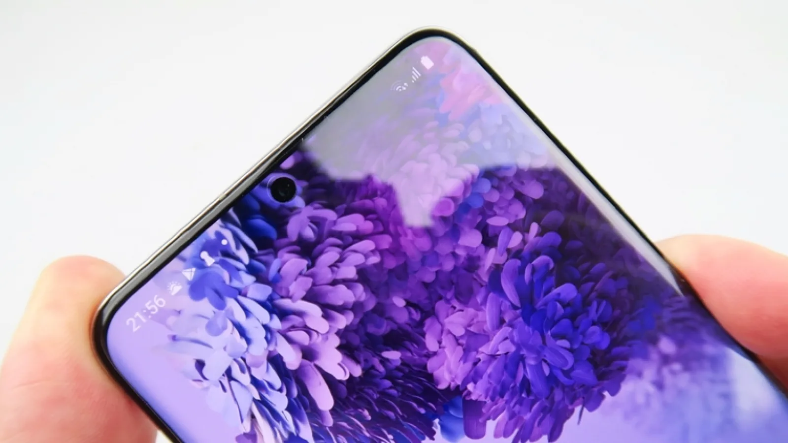 Samsung Galaxy S21 este testat într-o variantă prototip ce aduce cameră selfie cu OIS la bord