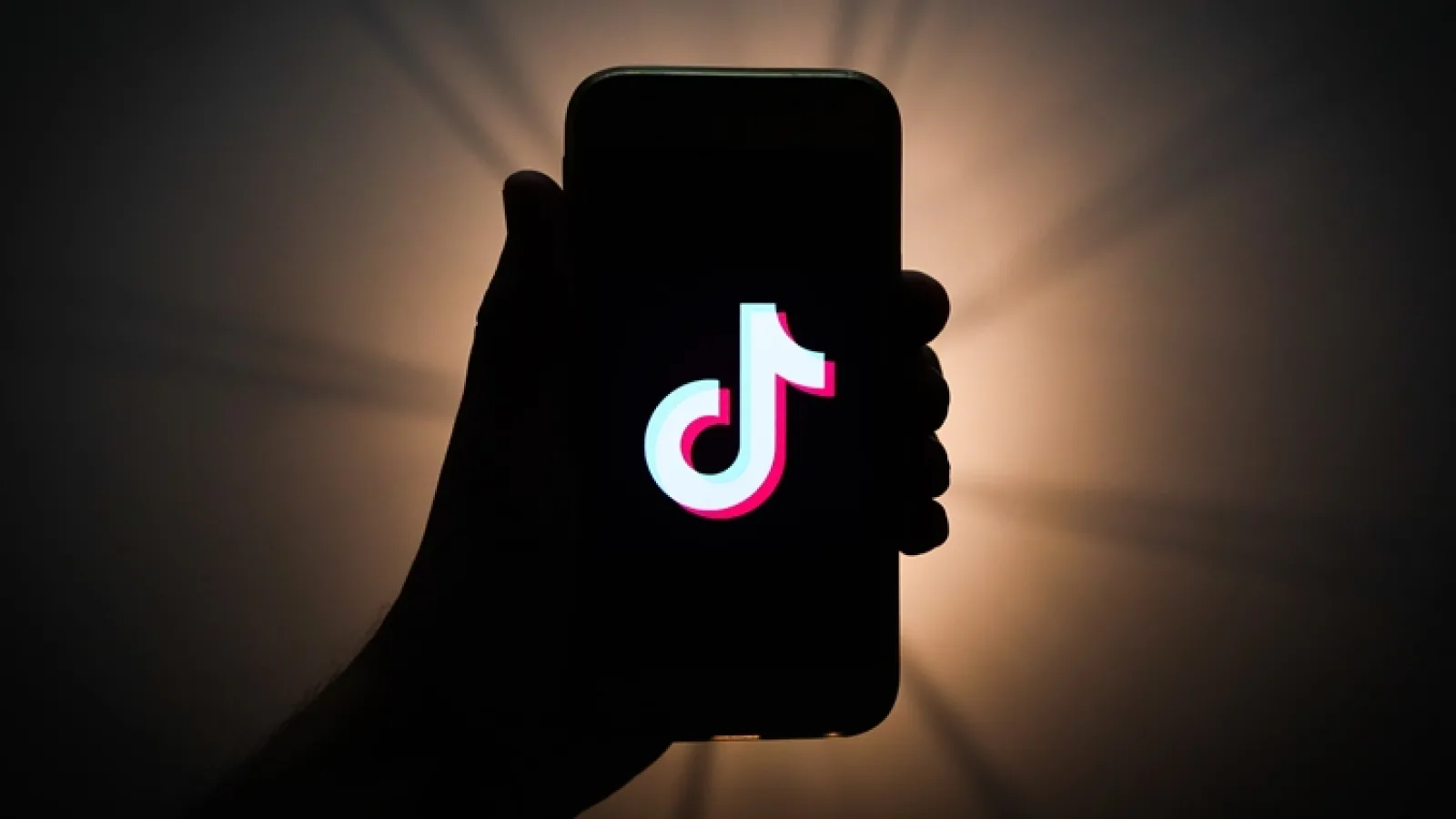 TikTok a ajuns la 1 miliard de descărcări pe Android, îşi continuă ascensiunea de Facebook Killer