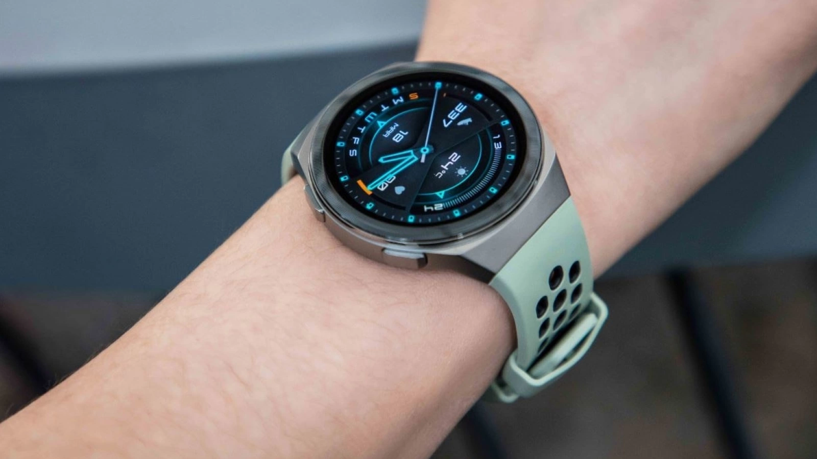 Huawei Watch GT 2e ajunge în România cu bonusuri speciale: cântar inteligent şi preţ atractiv