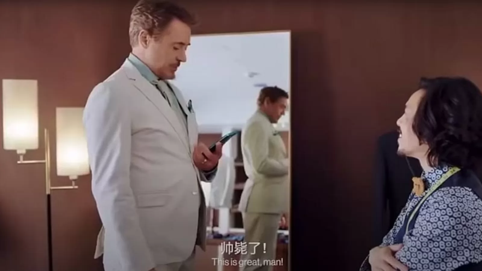 Robert Downey Jr. îi face reclamă lui OnePlus 8 într-un spot în care ne arată ce grea e viaţa bogaţilor (video)