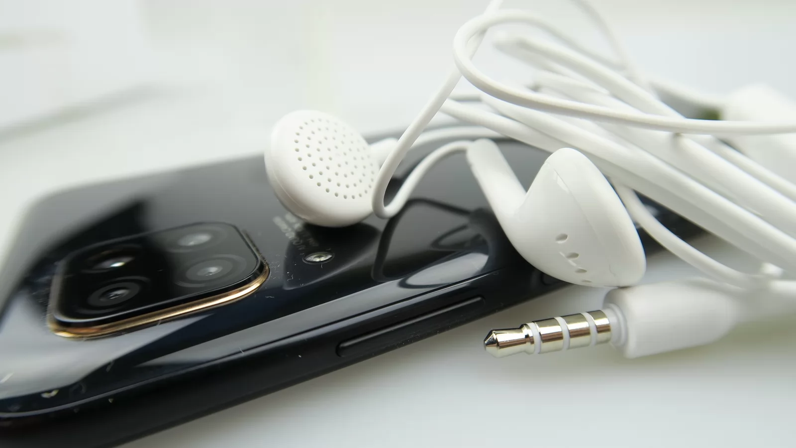 Huawei P40 Lite: Acustică pe bază de difuzor singular, foarte „gălăgios” la jocuri