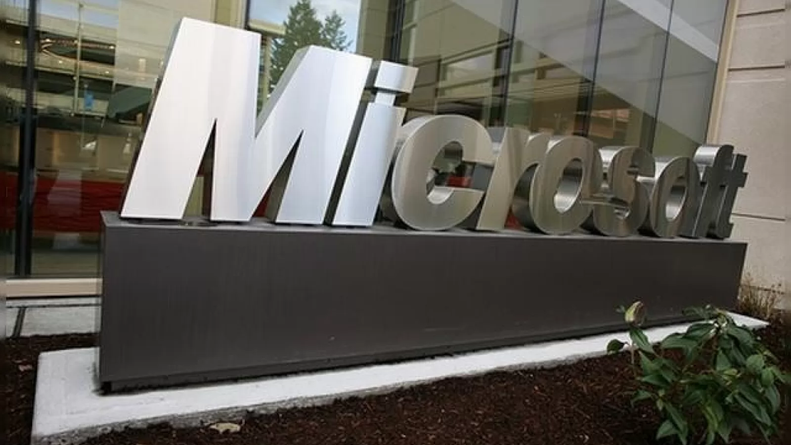 Ziua achizițiilor: Microsoft cumpără 800 de patente de la AOL pentru 1.1 miliarde de dolari