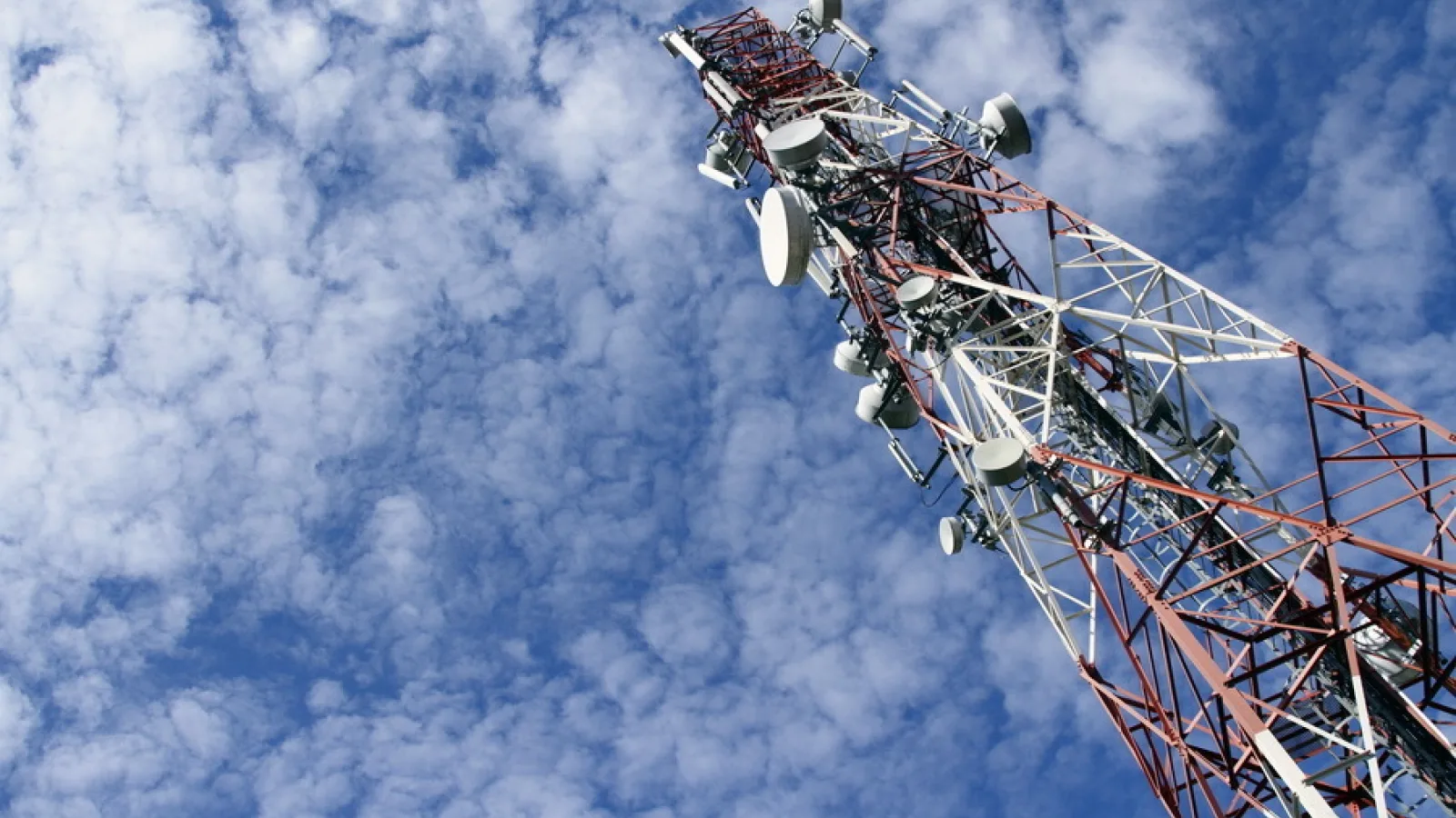 Orange și Vodafone vor instala sute de antene noi - consecințe ale licitației pentru licențe din vară