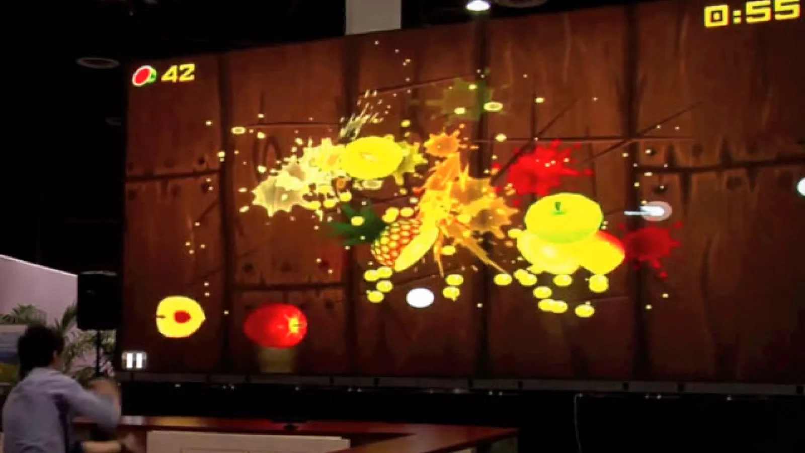 iPad 3 + Kinect + ecran de 7.3 metri = cel mai tare Fruit Ninja pe care l-am văzut vreodată (Video)