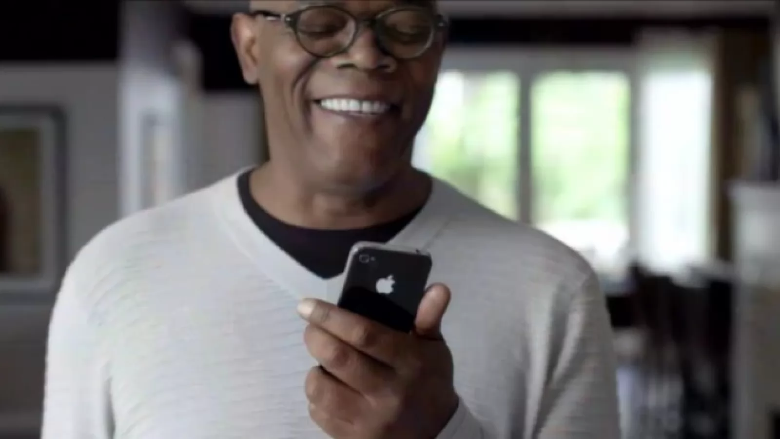 iPhone 4S și Siri promovate de două vedete de la Hollywood: Samuel Jackson și Zooey Deschanel (Video)