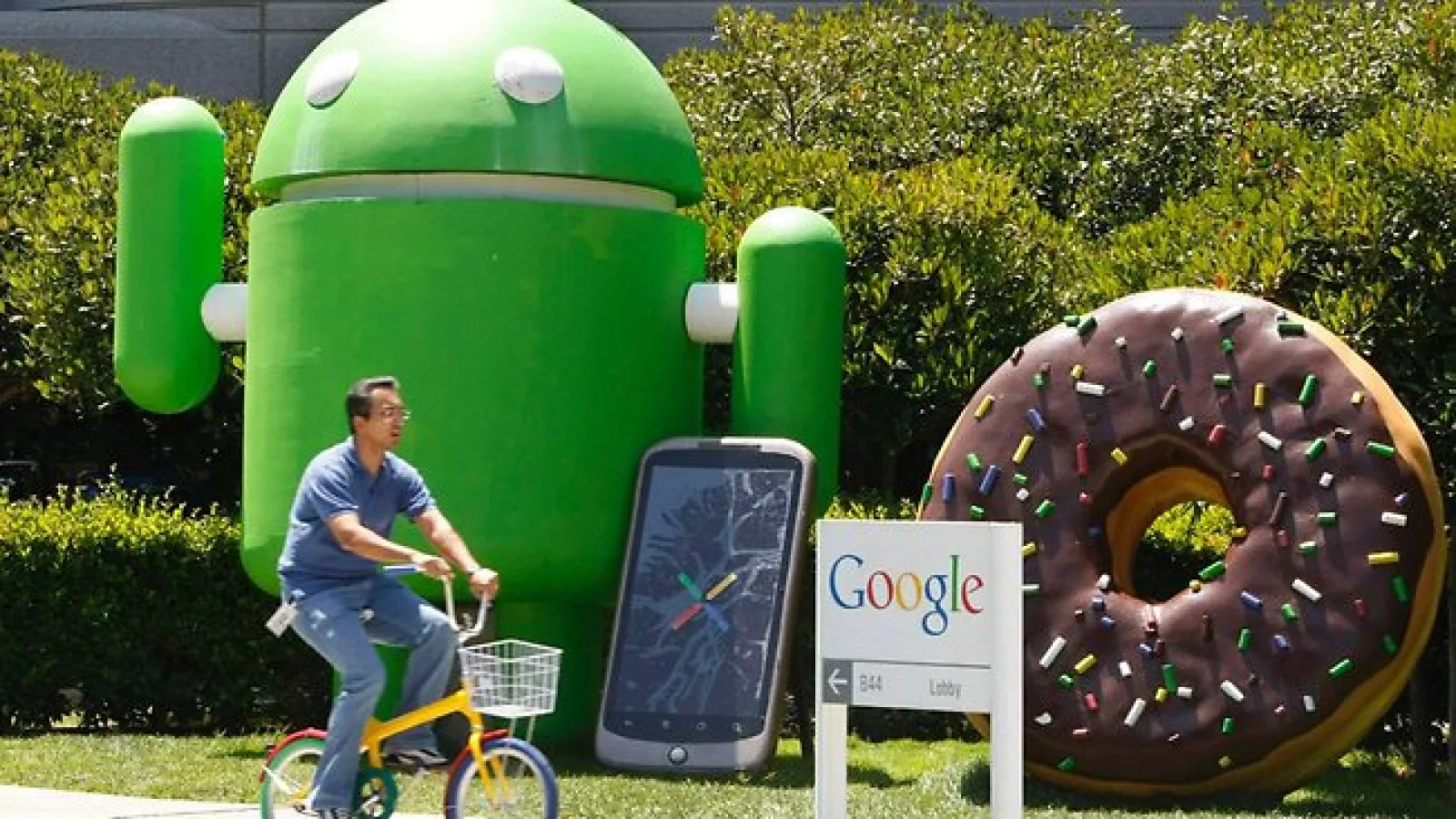 Google jonglează cu Motorola: ba o vinde, ba n-o vinde