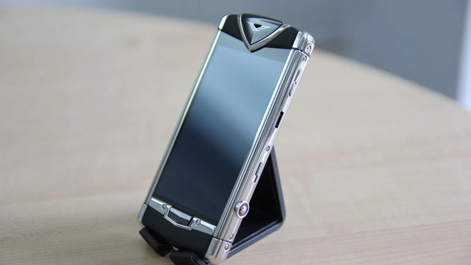 Primul review românesc la Vertu Constellation Touch, telefon de lux și nu numai