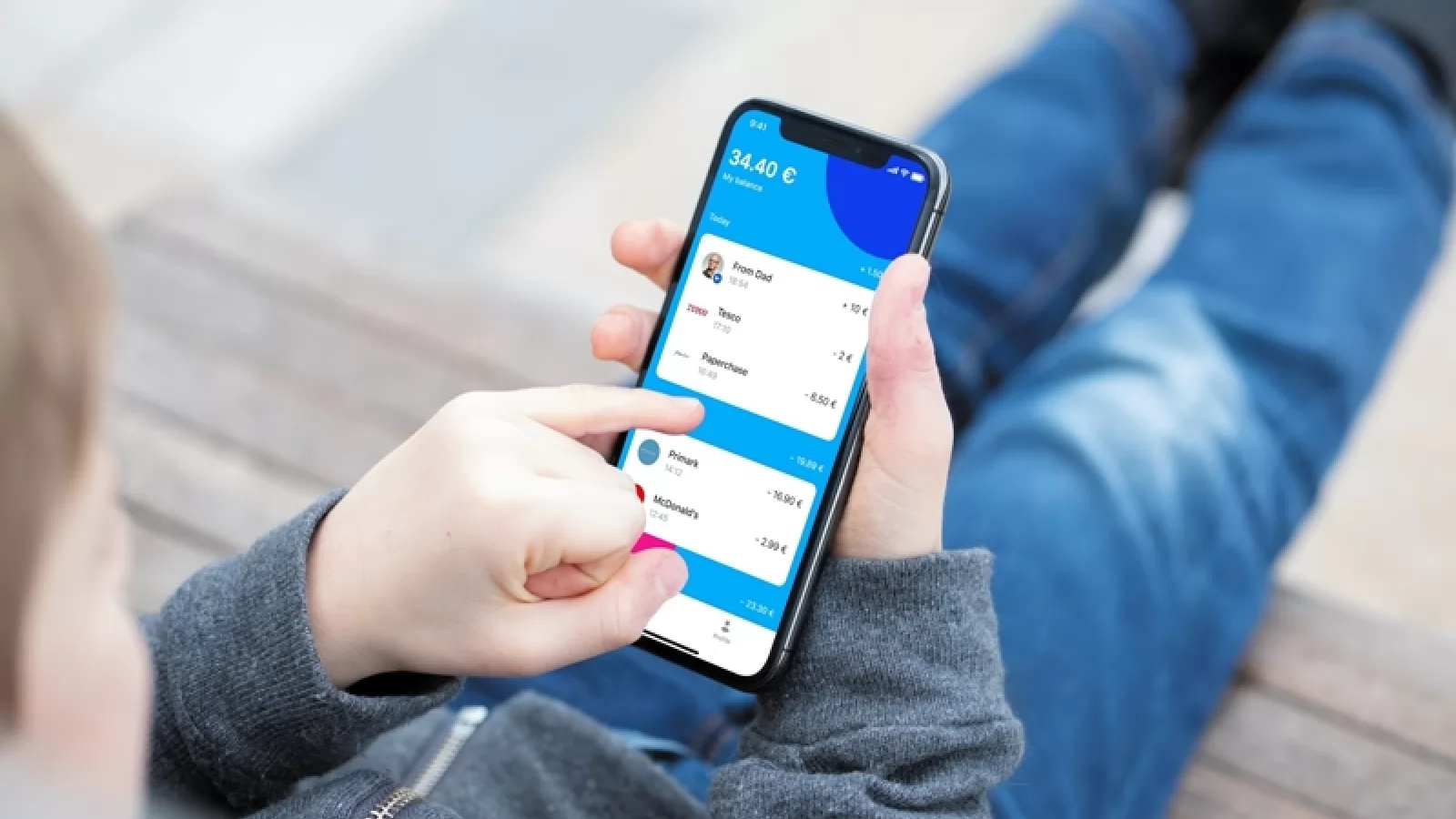 Revolut Junior debutează în România: aplicaţie/card pentru copii, prin care îşi pot gestiona soldul şi primi alerte cu privire la tranzacţii