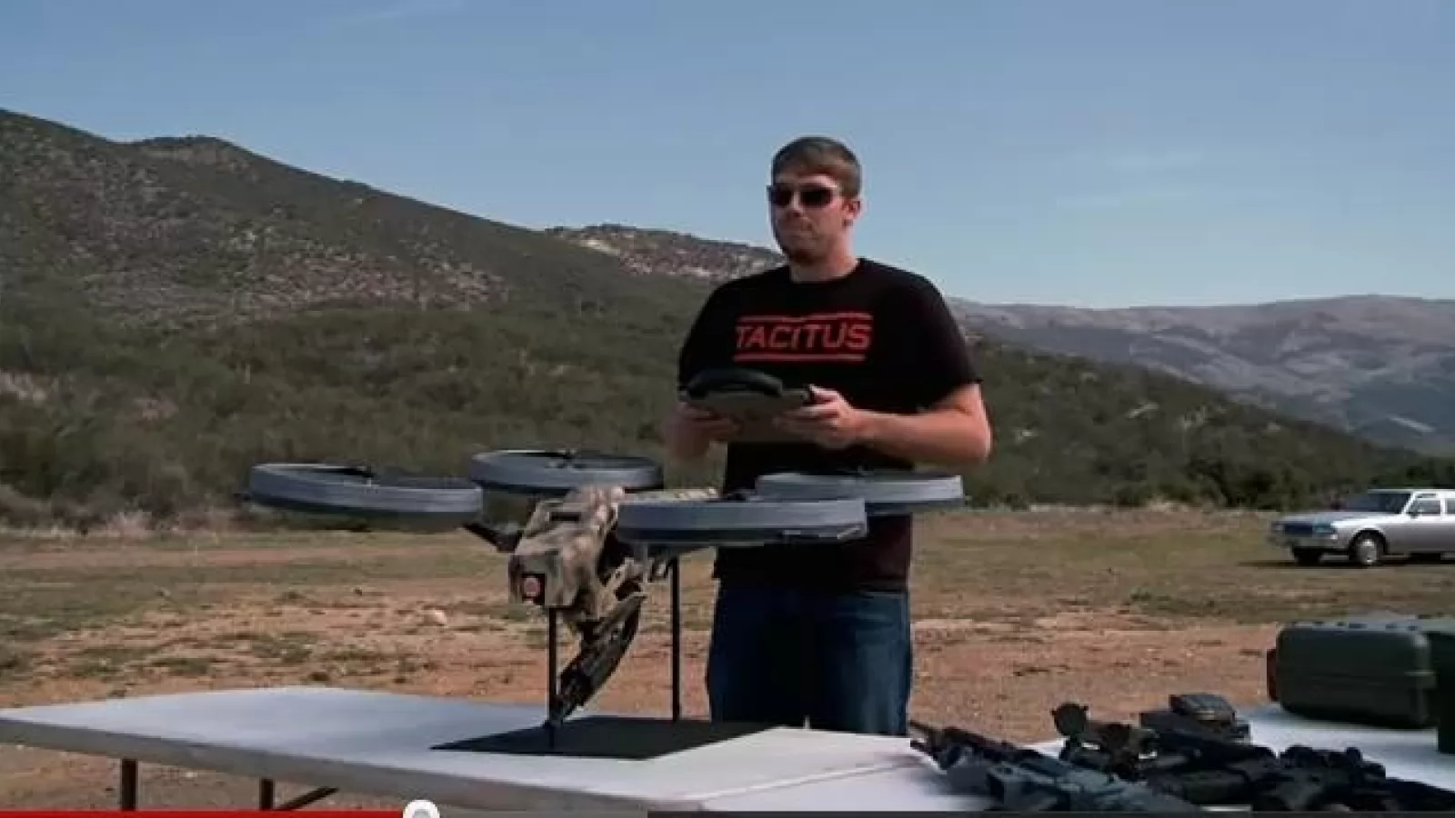 Drona controlată de iPad acum și cu mitralieră la bord! Cum devine o jucărie arma (Video)