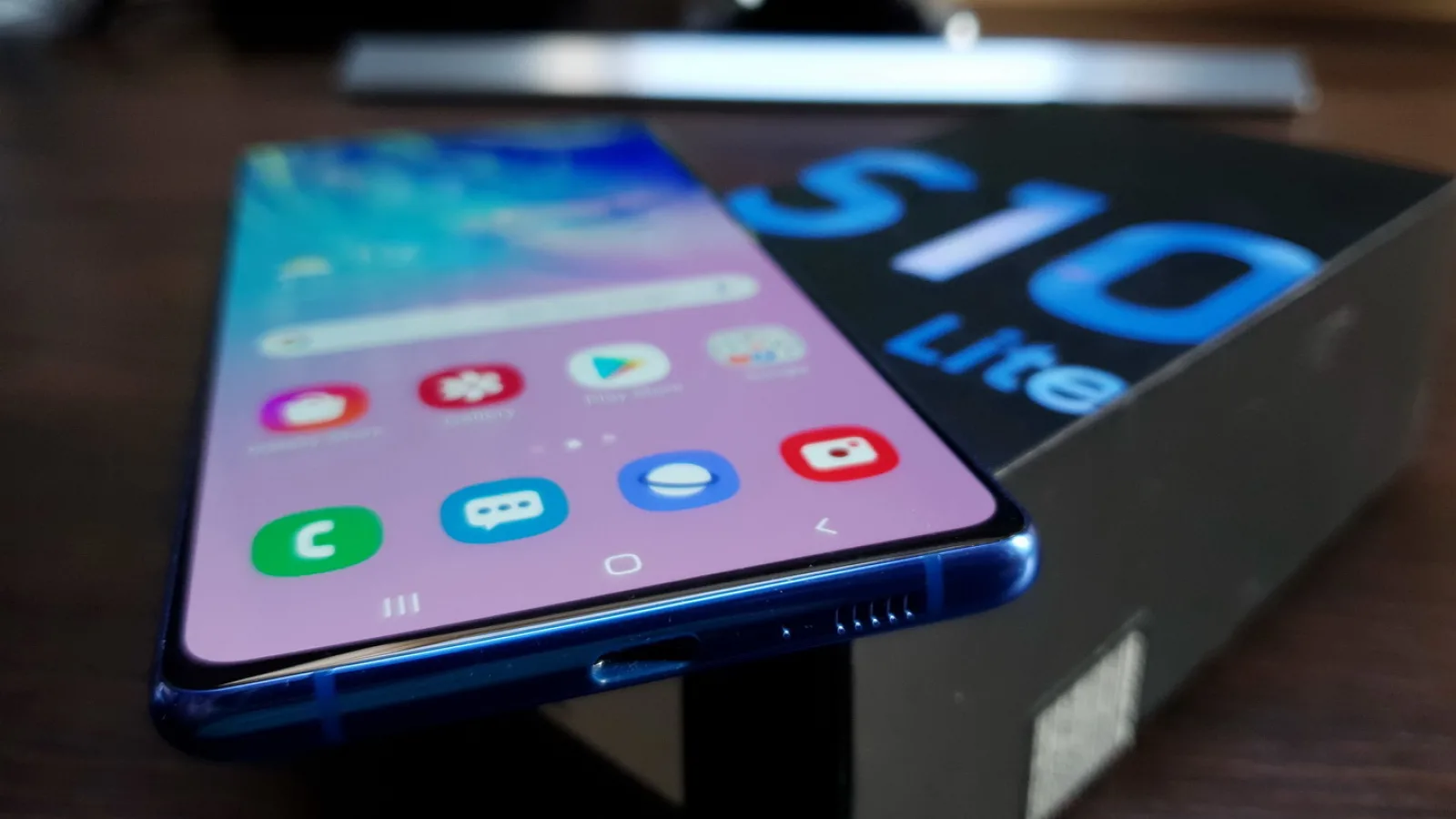 Samsung Galaxy S10 Lite: Display Super AMOLED Plus luminos şi mare, imersiv