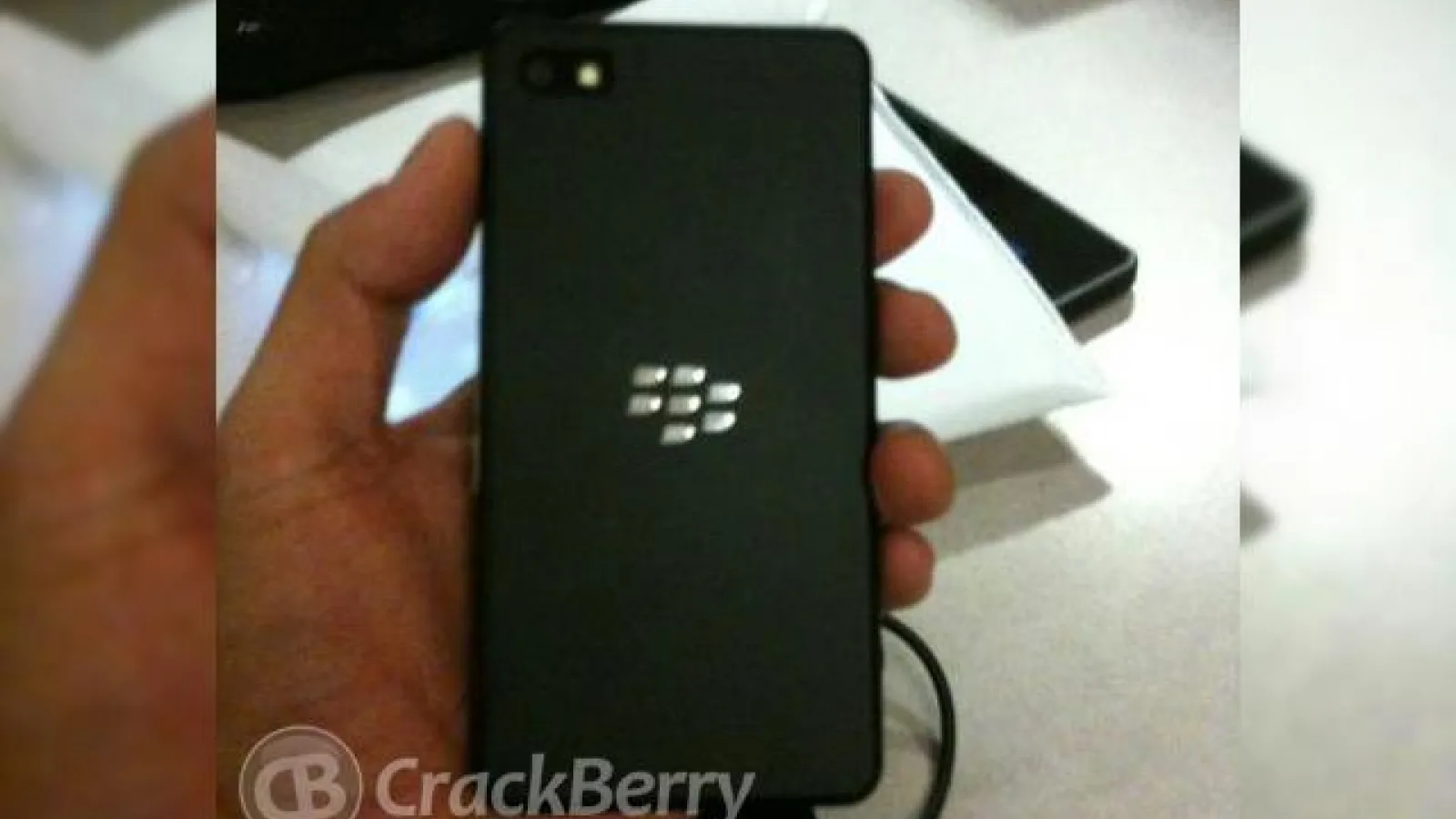 Telefon BlackBerry 10 pentru dezvoltatori, surprins În imagini (Terminal Developer Alpha)
