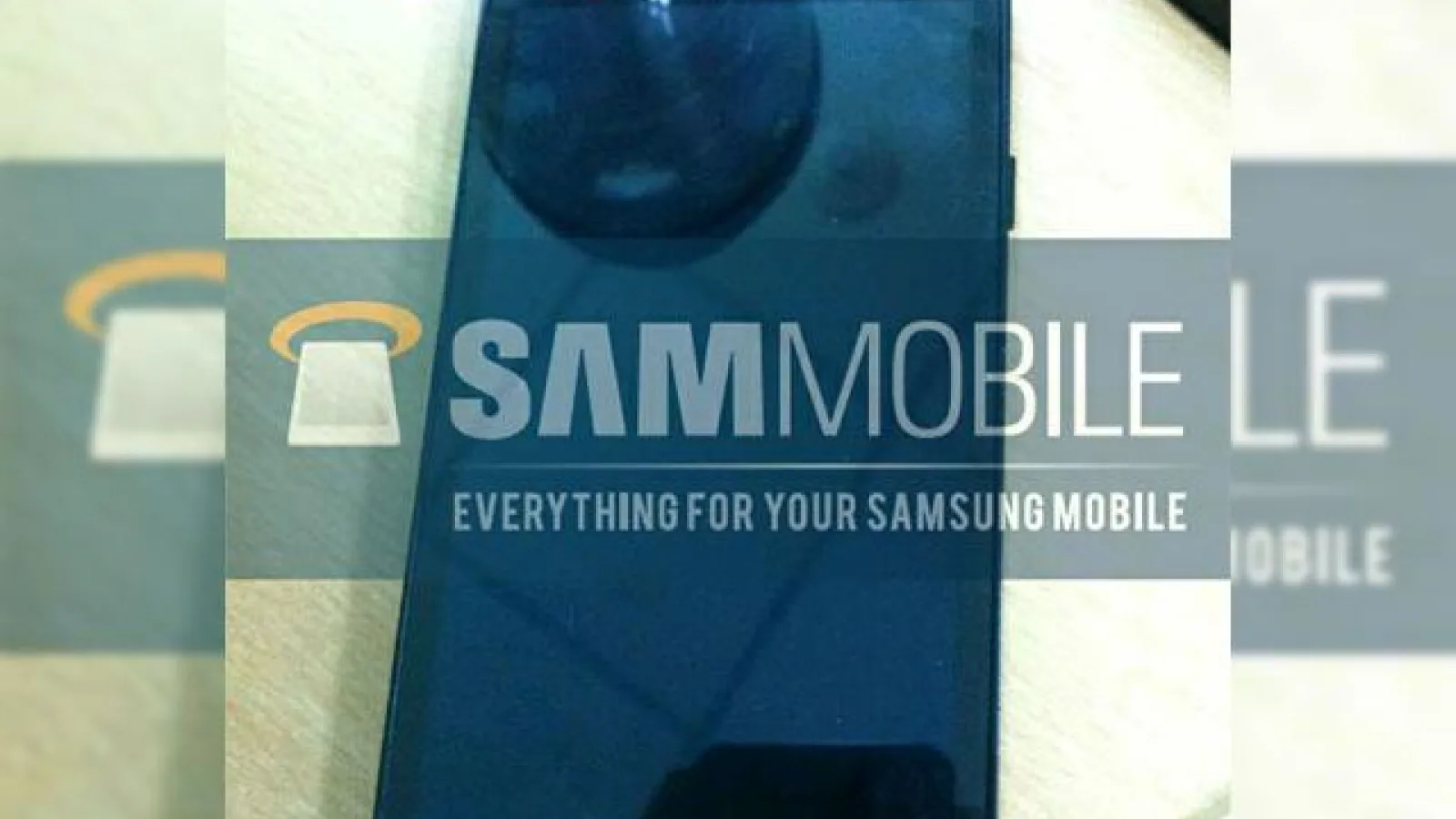 Încă o imagine cu Samsung Galaxy S III, cu buton fizic Home, margini rotunjite ascunse