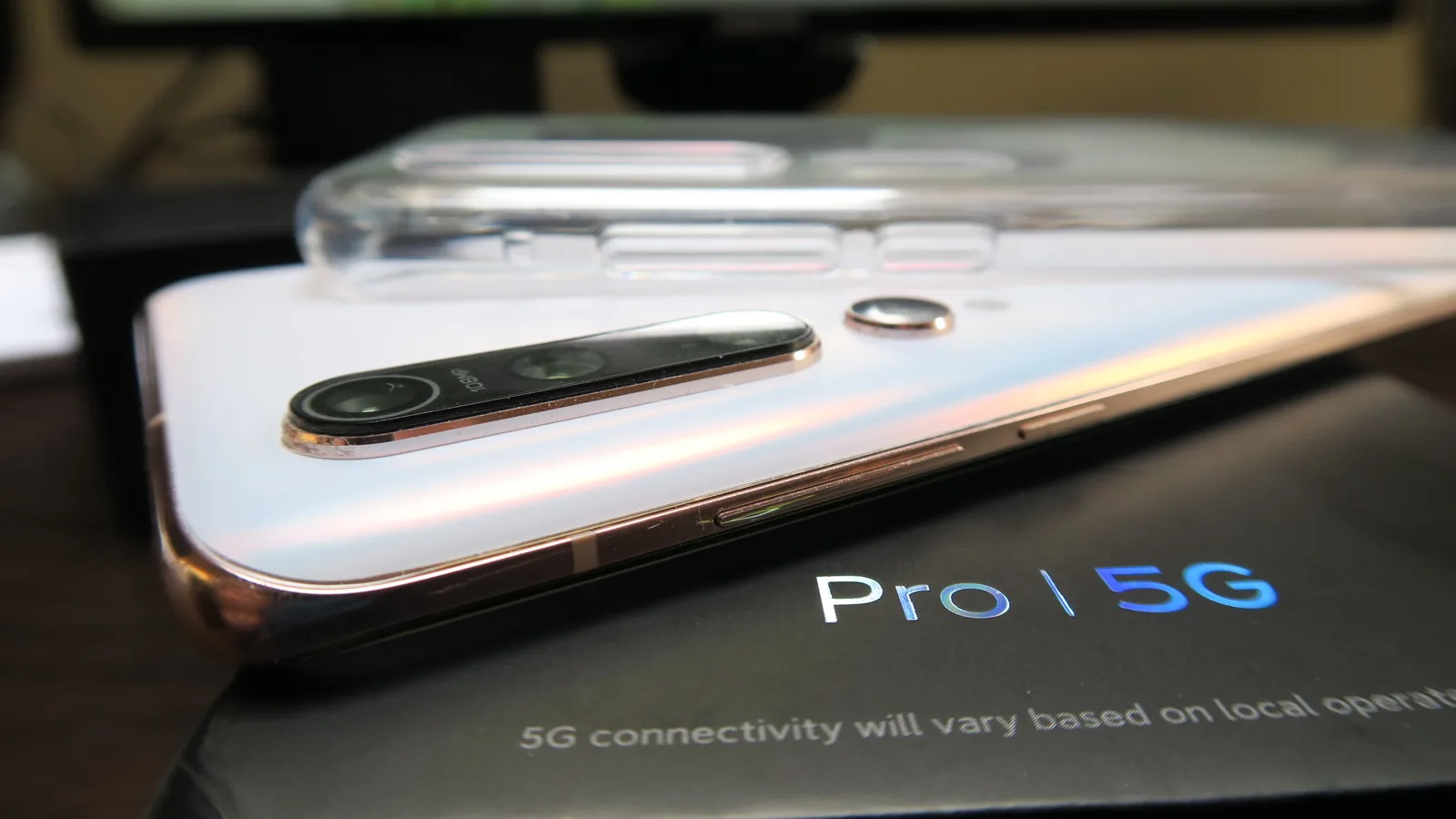 Xiaomi Mi 10 Pro 5G: Design de "argint viu", cu sticlă mată şi metal
